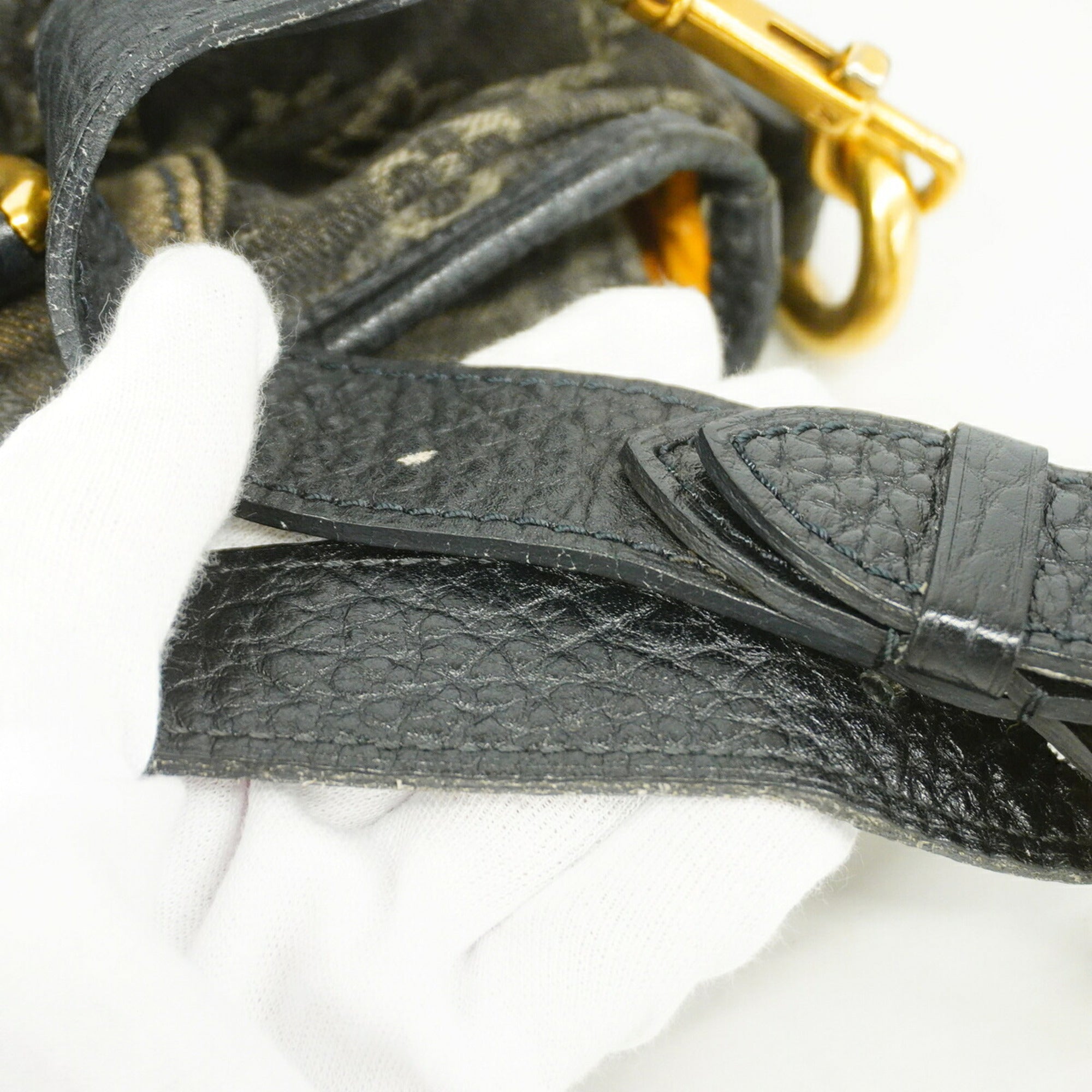 Louis Vuitton Noir Handbag (Pre-Owned)