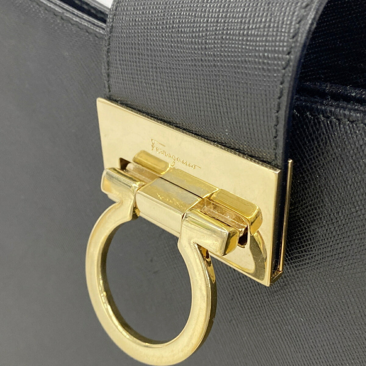 Salvatore Ferragamo Black Leather Shoulder Bag (Pre-Owned)