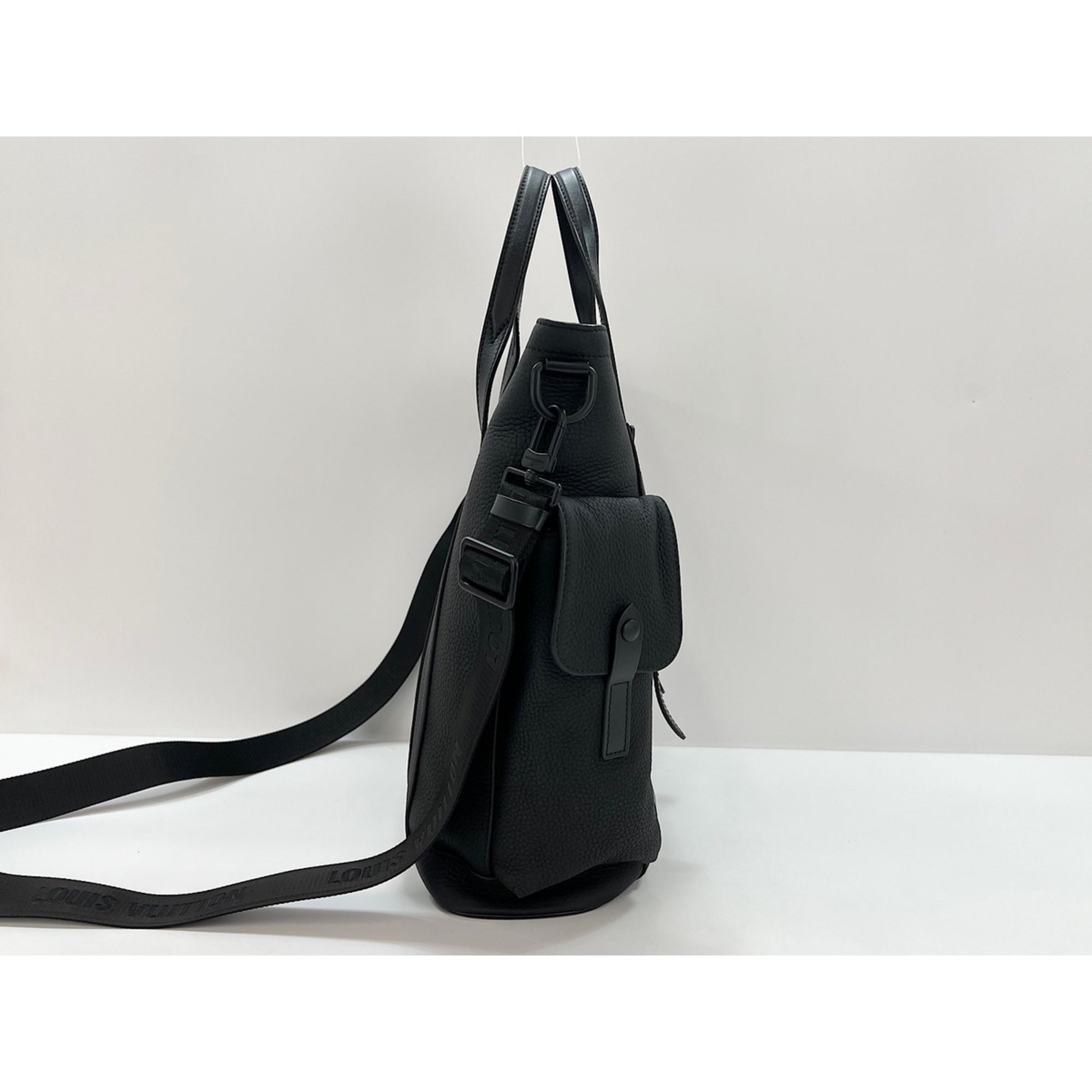 Louis Vuitton Black Handbag (Pre-Owned)