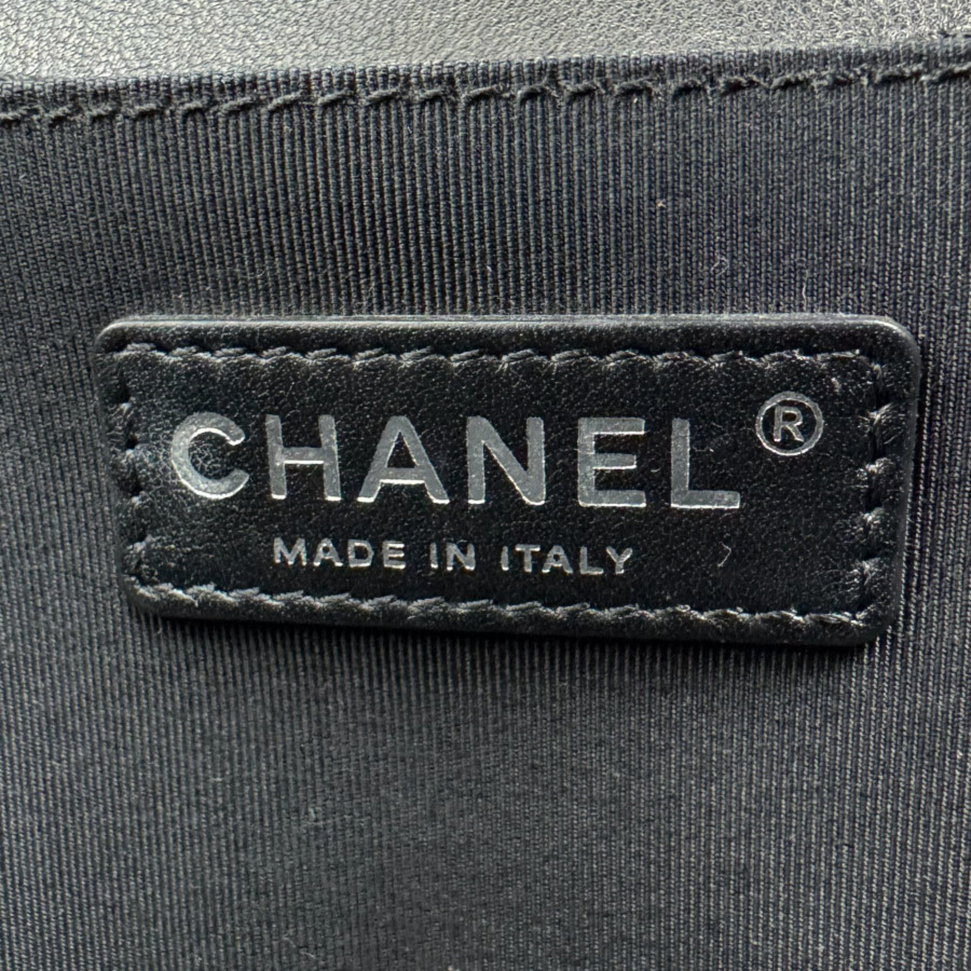 Chanel Black Leather Shoulder Bag (Pre-Owned)