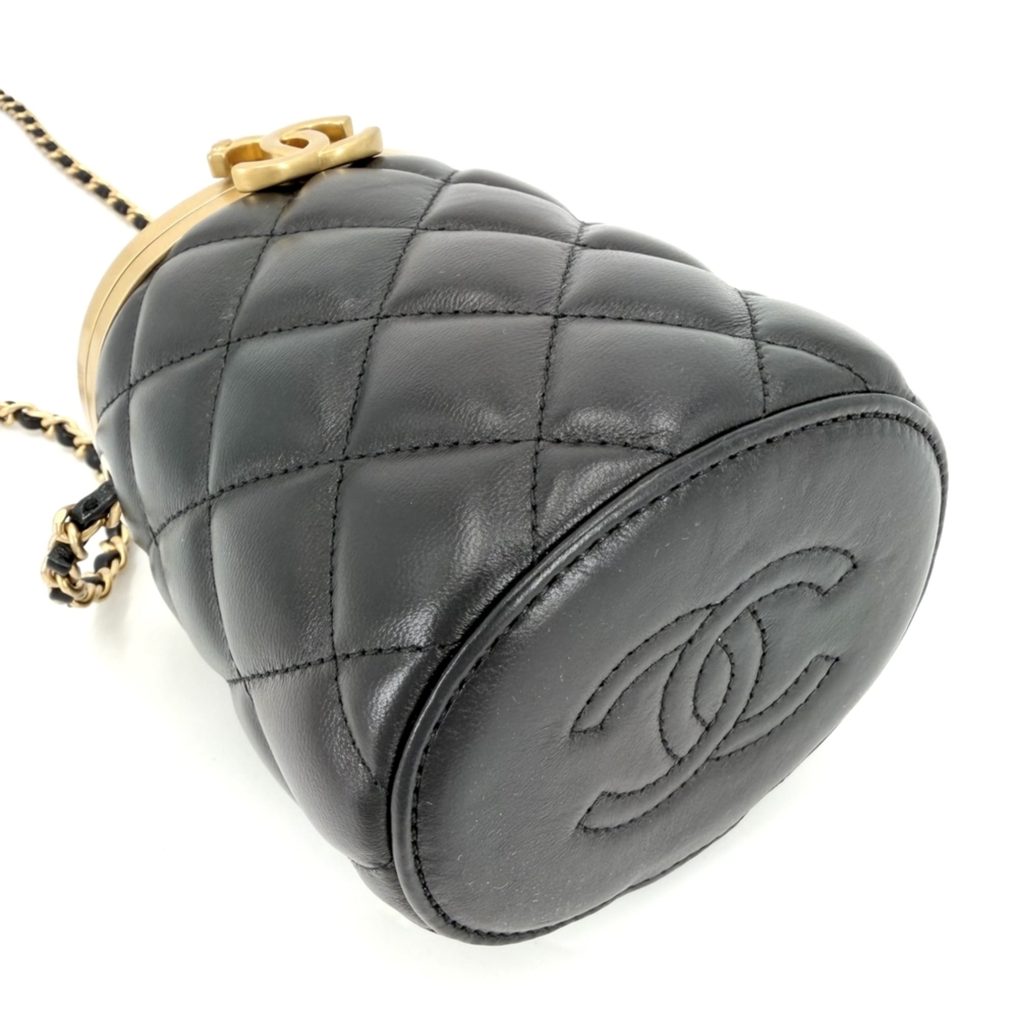 Chanel Matelasse Black Leather Shoulder Bag (Pre-Owned)