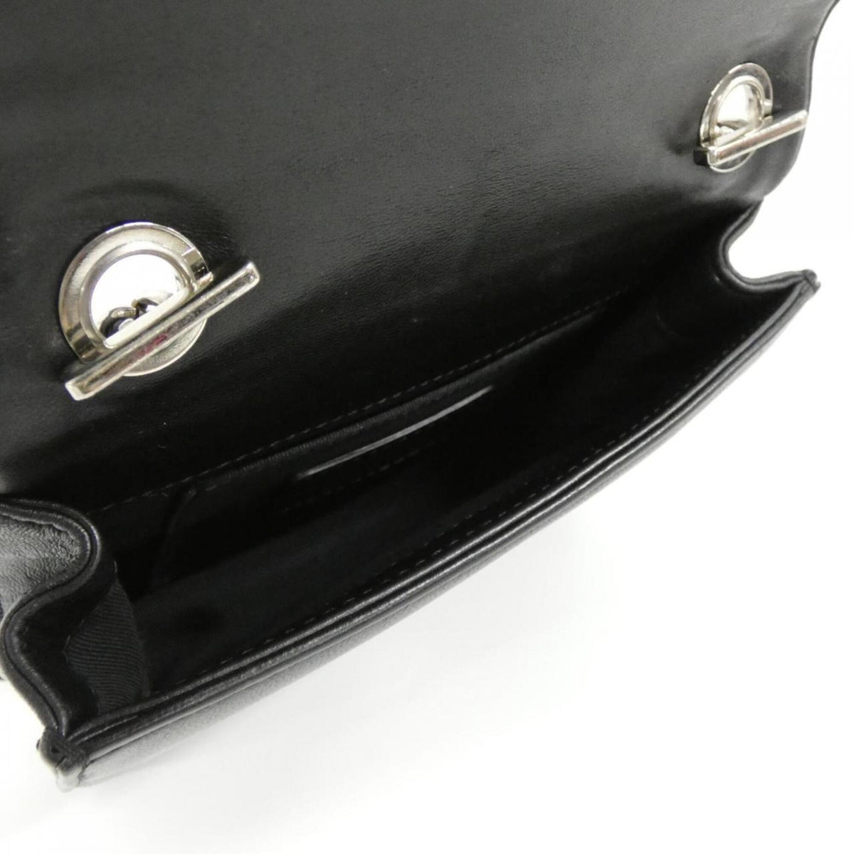 Chanel Black White Leather Shoulder Bag (Pre-Owned)