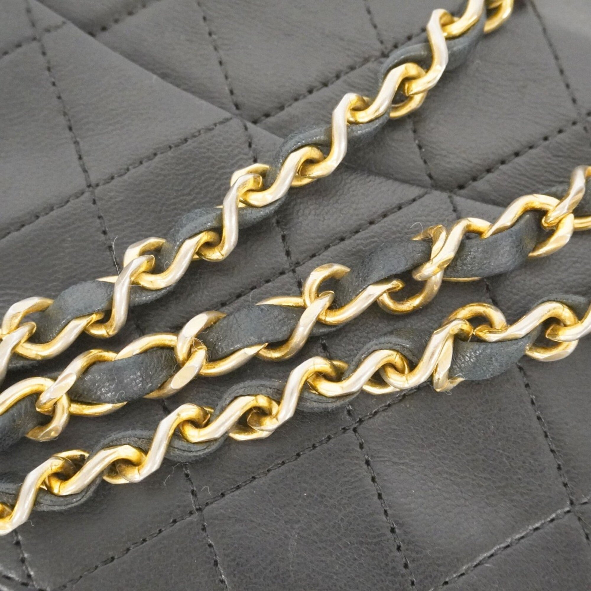 Chanel Black Leather Shoulder Bag (Pre-Owned)