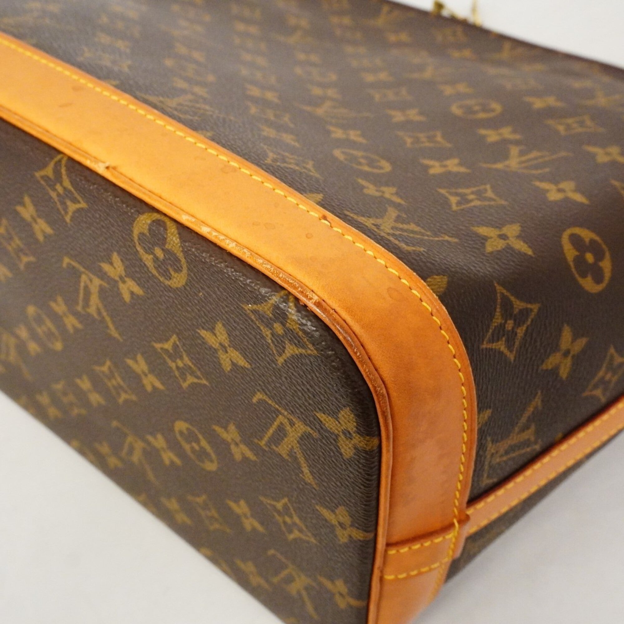 Louis Vuitton Brown Shoulder Bag (Pre-Owned)