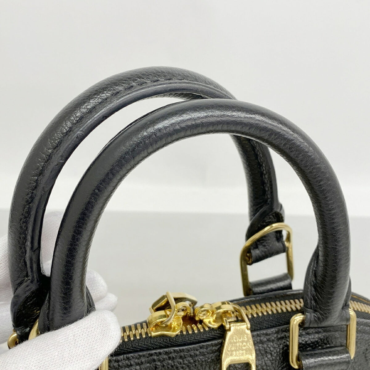 Louis Vuitton Noir Handbag (Pre-Owned)