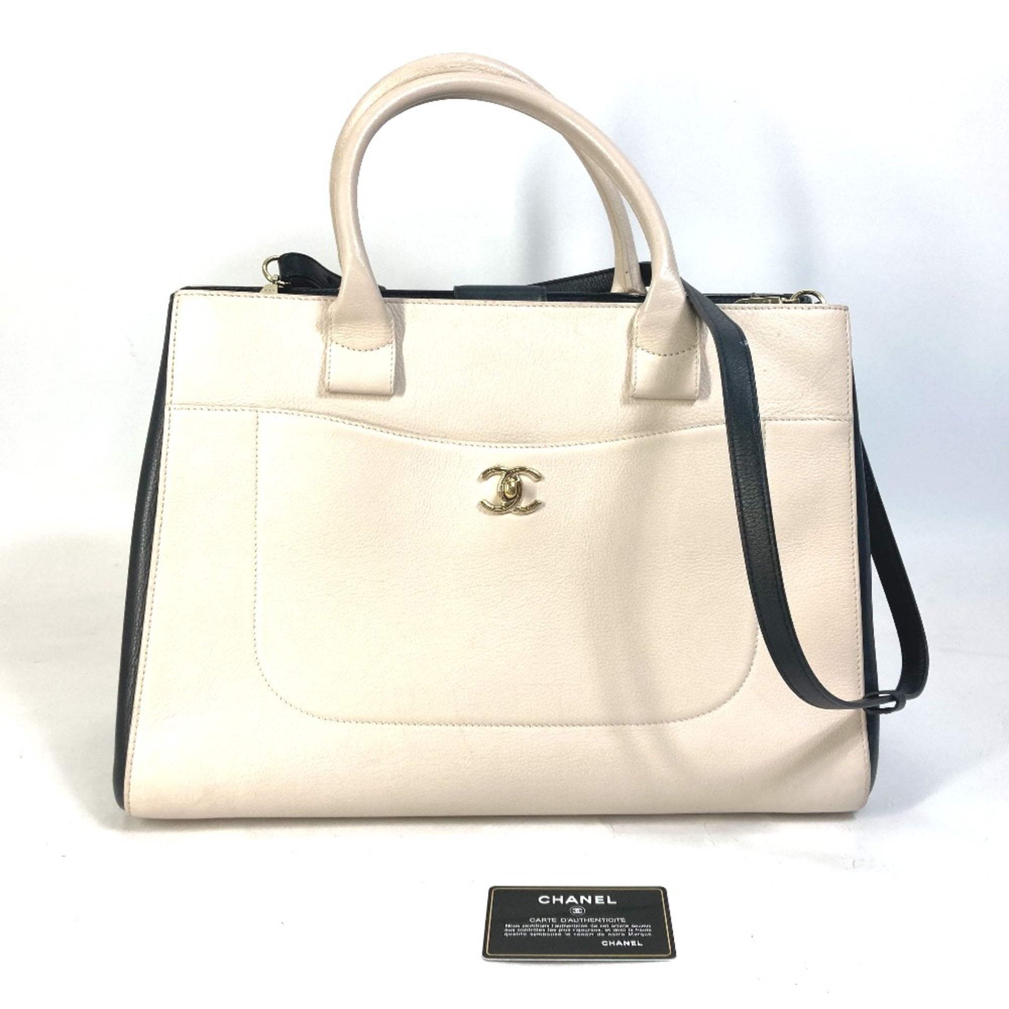 Chanel Beige Leather Handbag (Pre-Owned)