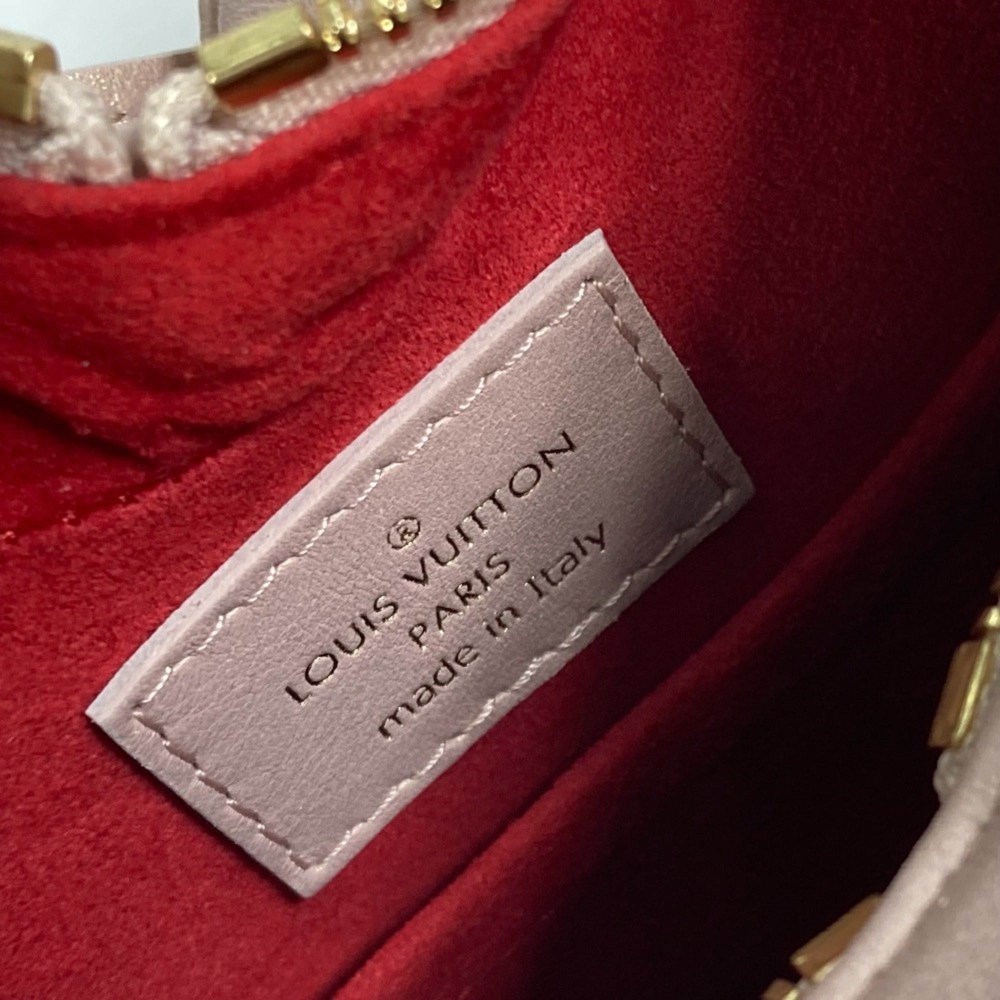 Louis Vuitton Light Pink Leather Pochette Shoulder Bag (Pre-Owned)