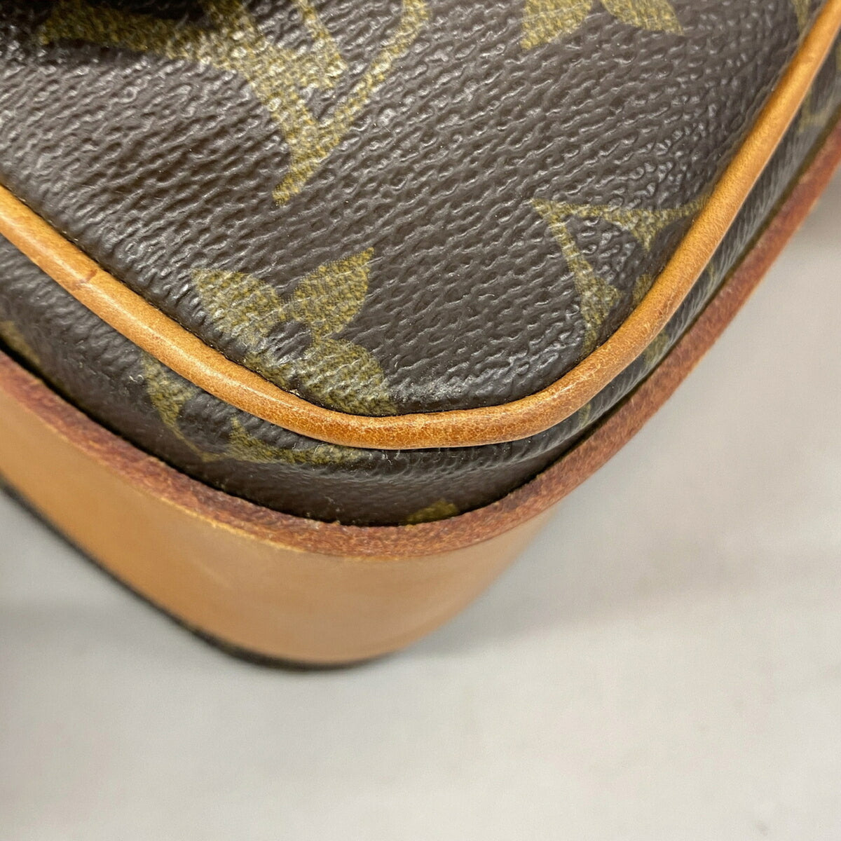 Louis Vuitton Brown Shoulder Bag (Pre-Owned)
