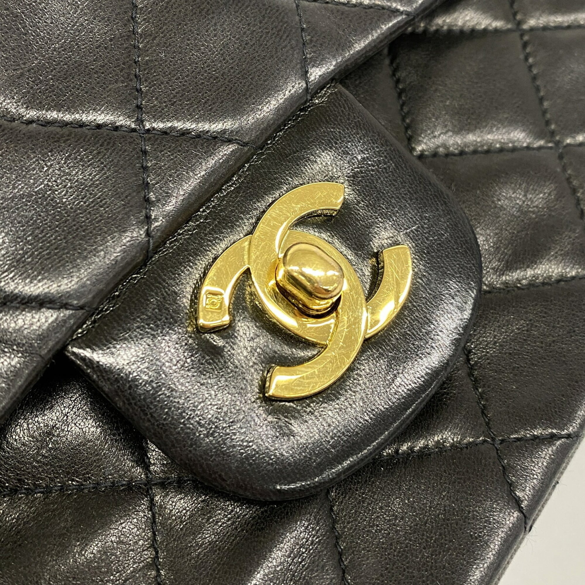 Chanel Black Leather Shoulder Bag (Pre-Owned)