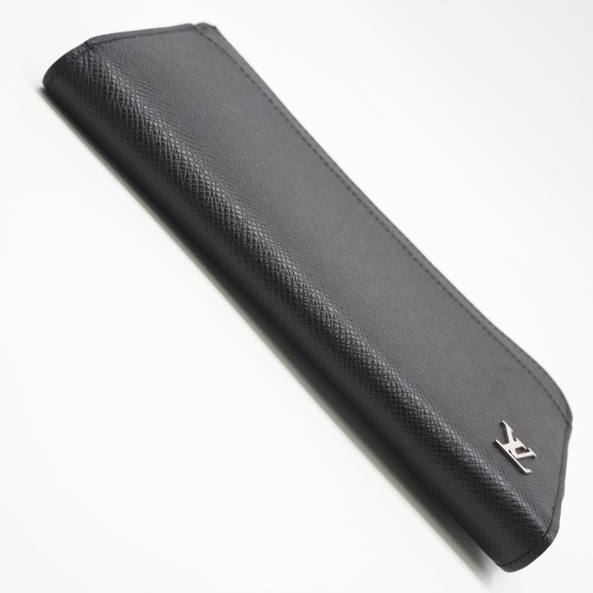 Louis Vuitton Taiga Black Noir Leather Long Wallet (Bi-Fold) (Pre-Owned)