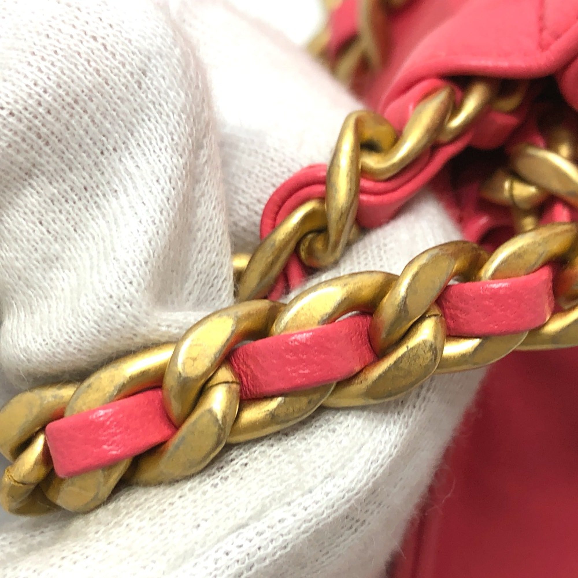 Chanel Pink Leather Handbag (Pre-Owned)