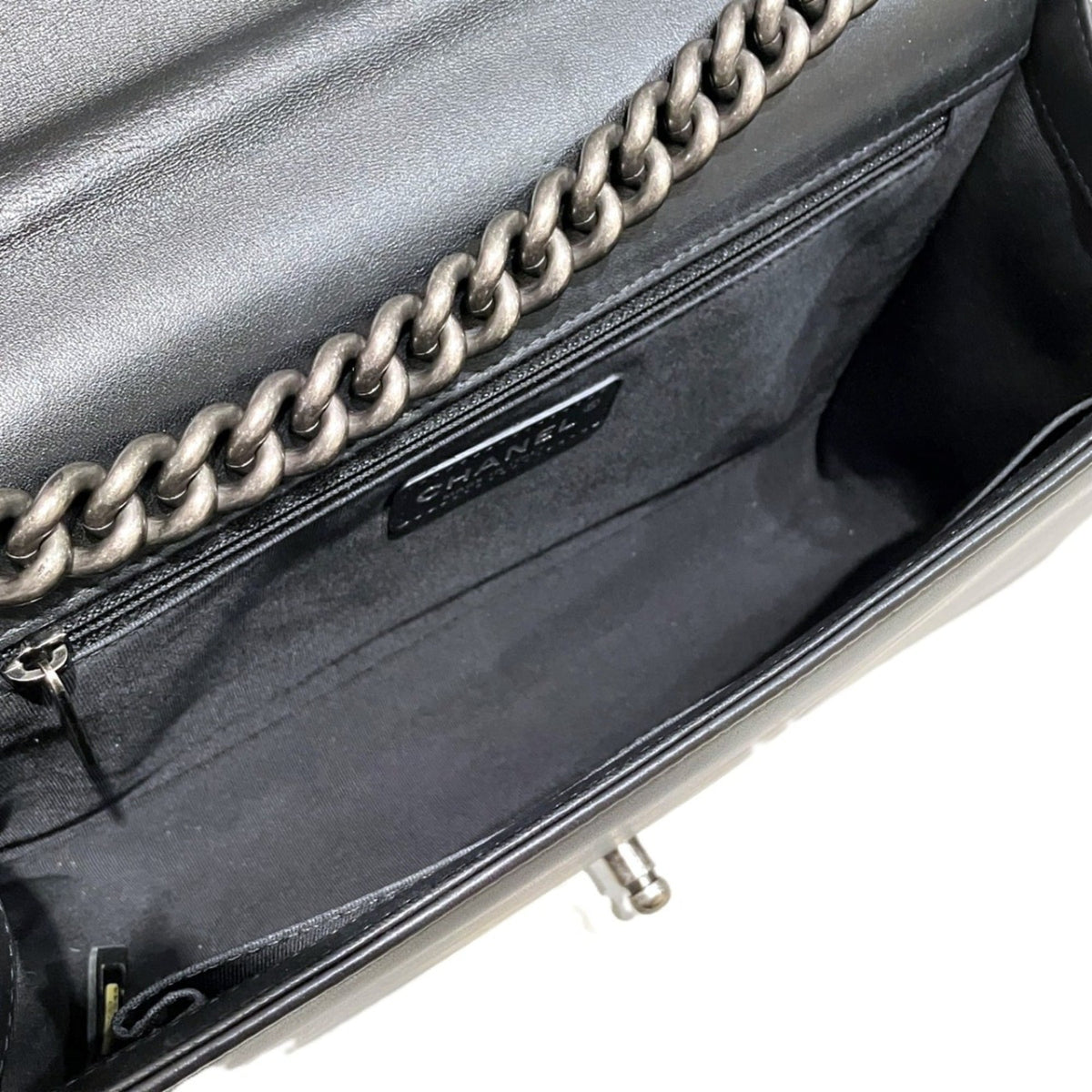 Chanel Black Leather Shoulder Bag (Pre-Owned)