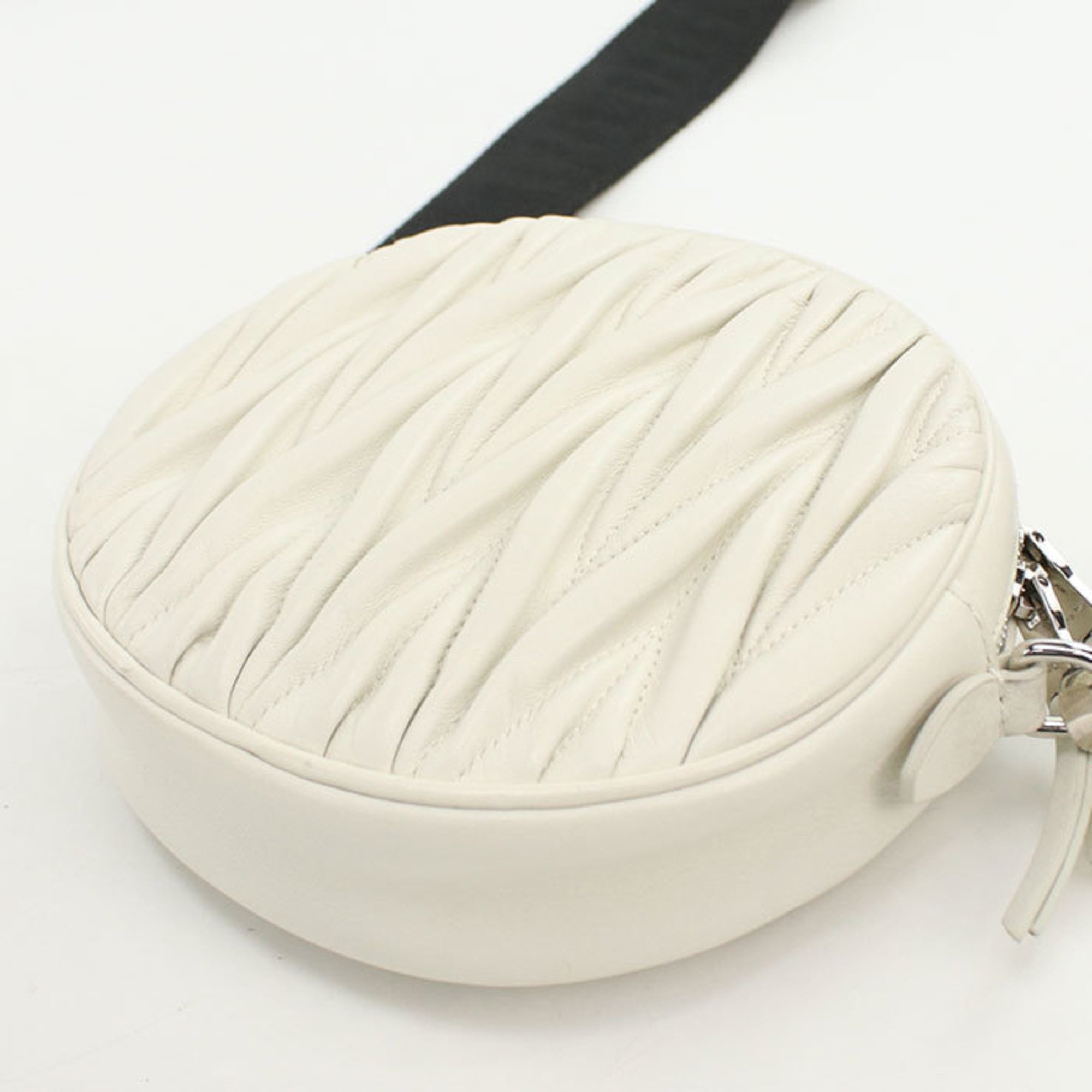 Miu Miu Matelasse White Leather Shoulder Bag (Pre-Owned)