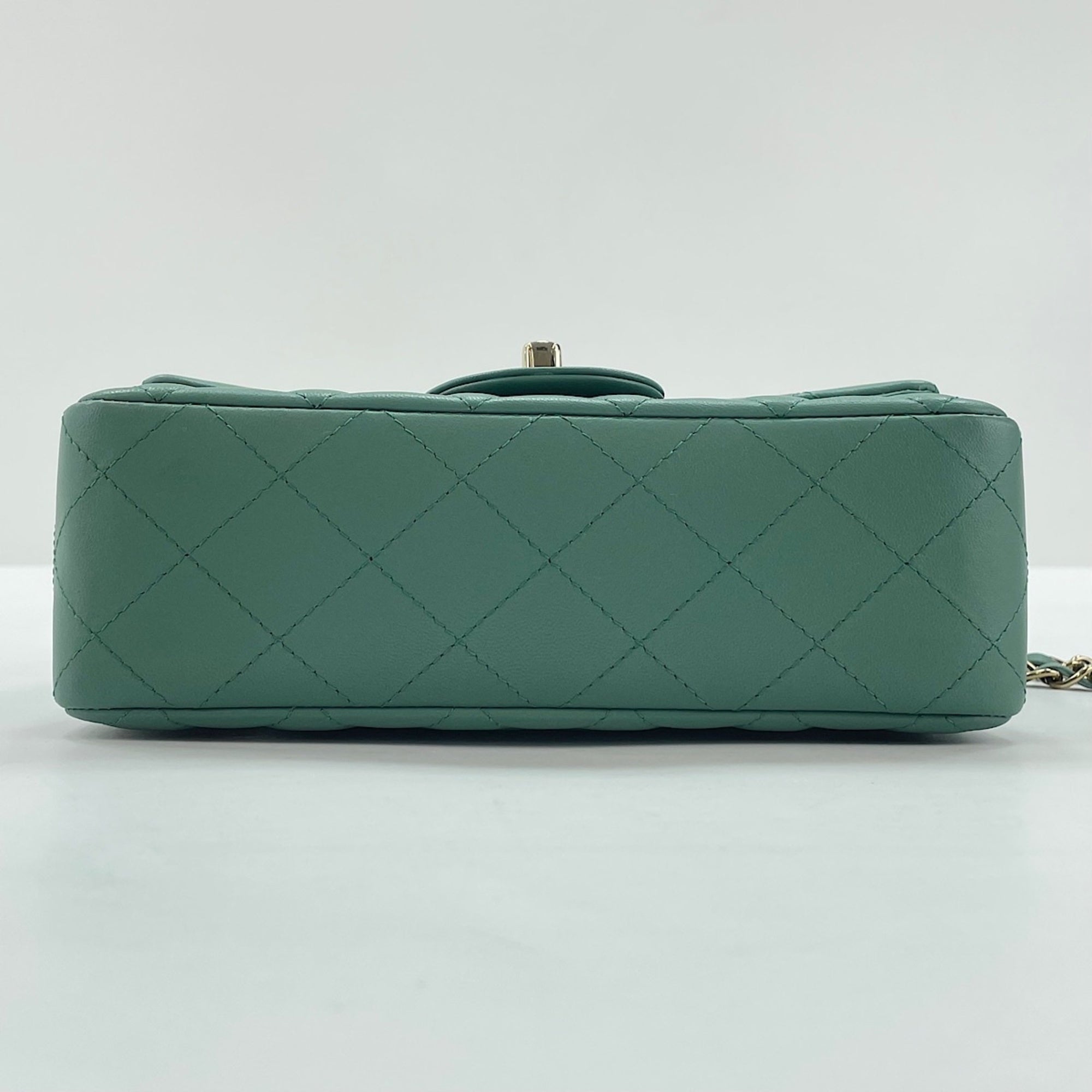 Chanel Green Shoulder Bag (Pre-Owned)