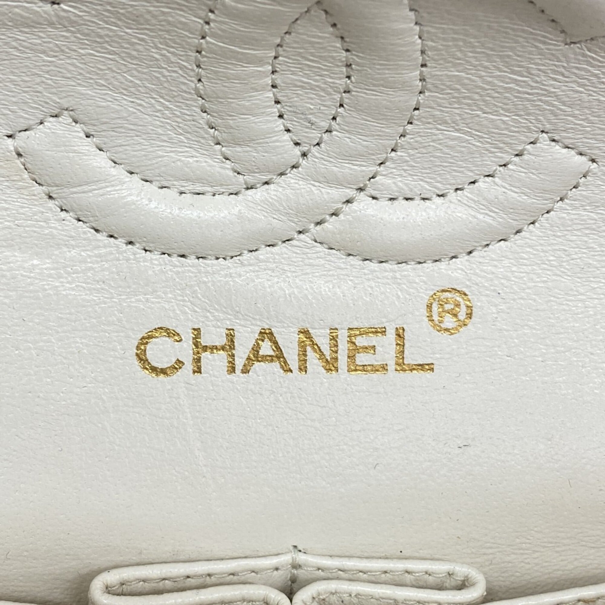 Chanel White Leather Shoulder Bag (Pre-Owned)