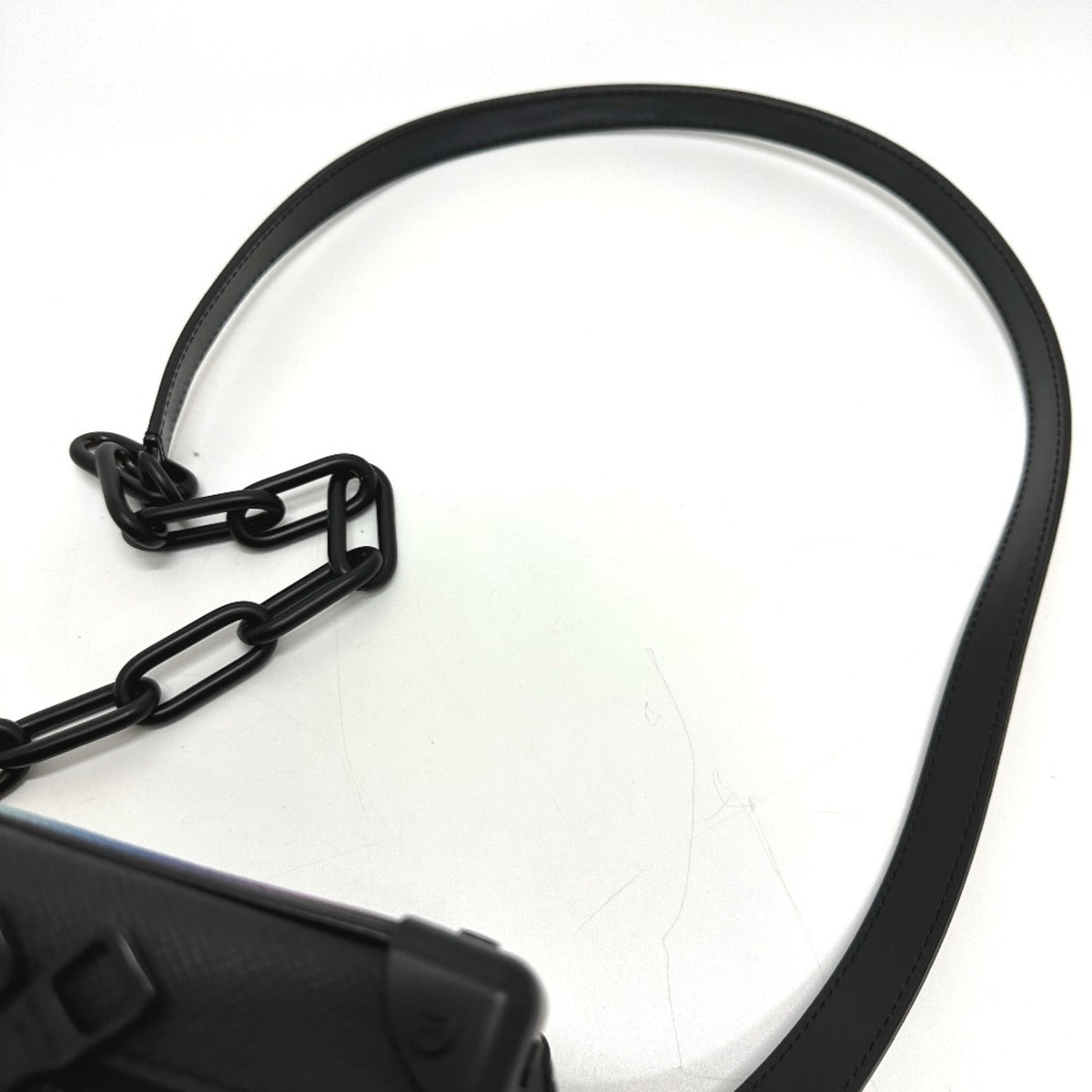 Louis Vuitton Taiga Black Taiga Leather Shoulder Bag (Pre-Owned)