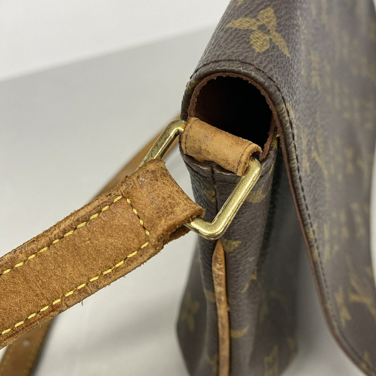 Louis Vuitton Brown Shoulder Bag (Pre-Owned)