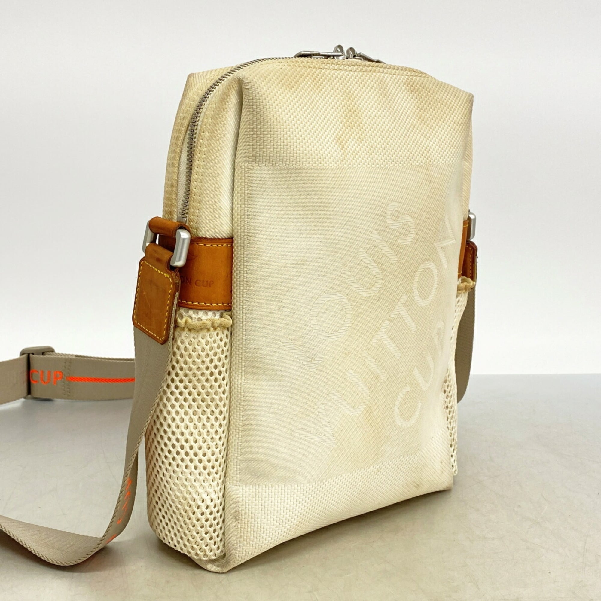 Louis Vuitton White Shoulder Bag (Pre-Owned)