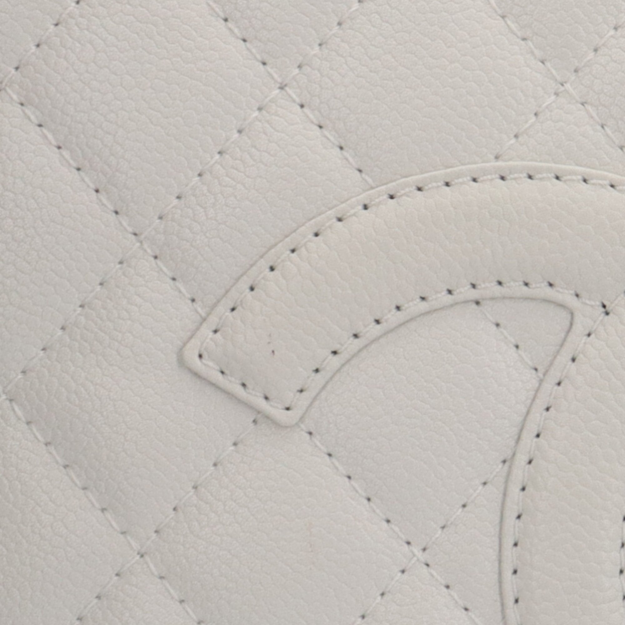 Chanel White Caviar Leather Shoulder Bag (Pre-Owned)