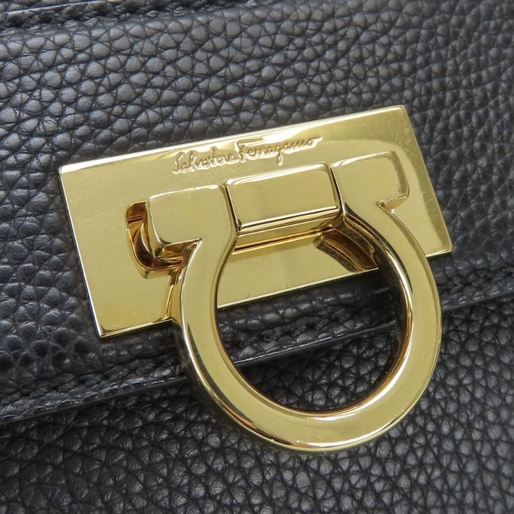 Salvatore Ferragamo Gancini Black Leather Handbag Shoulder Bag (Pre-Owned)