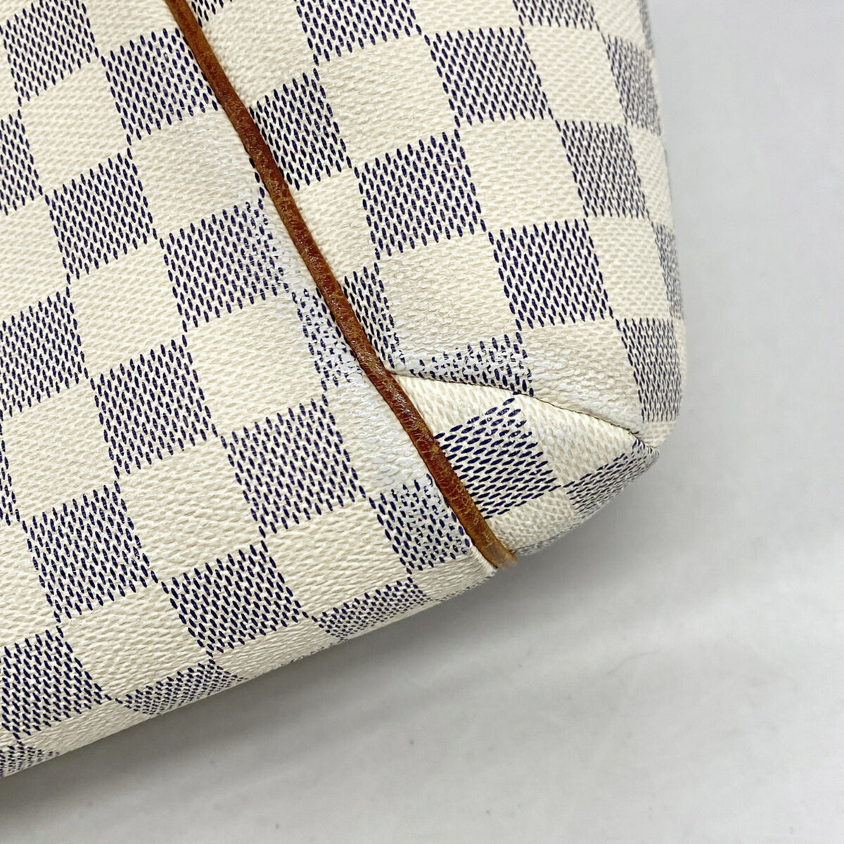 Louis Vuitton White Tote Bag (Pre-Owned)