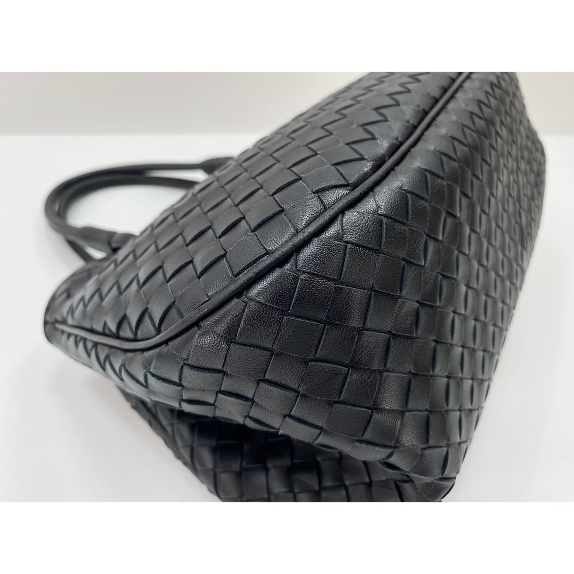 Bottega Veneta Intrecciato Black Intrecciato Handbag (Pre-Owned)