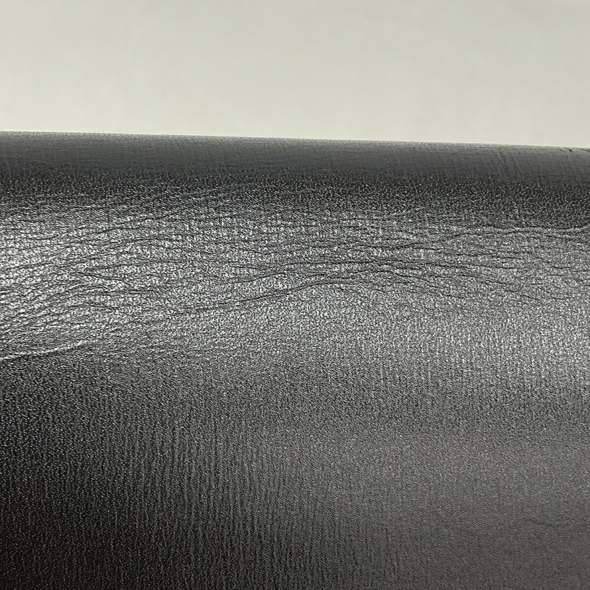 Louis Vuitton Noir Handbag (Pre-Owned)
