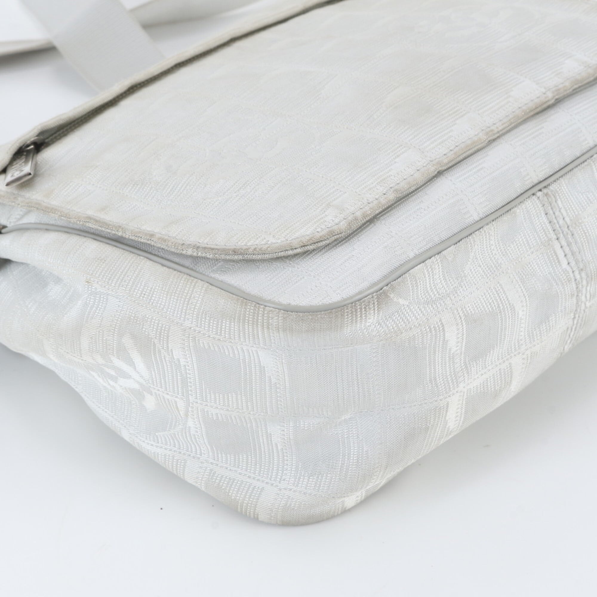 Chanel Gray Leather Nylon Shoulder Bag (Pre-Owned)