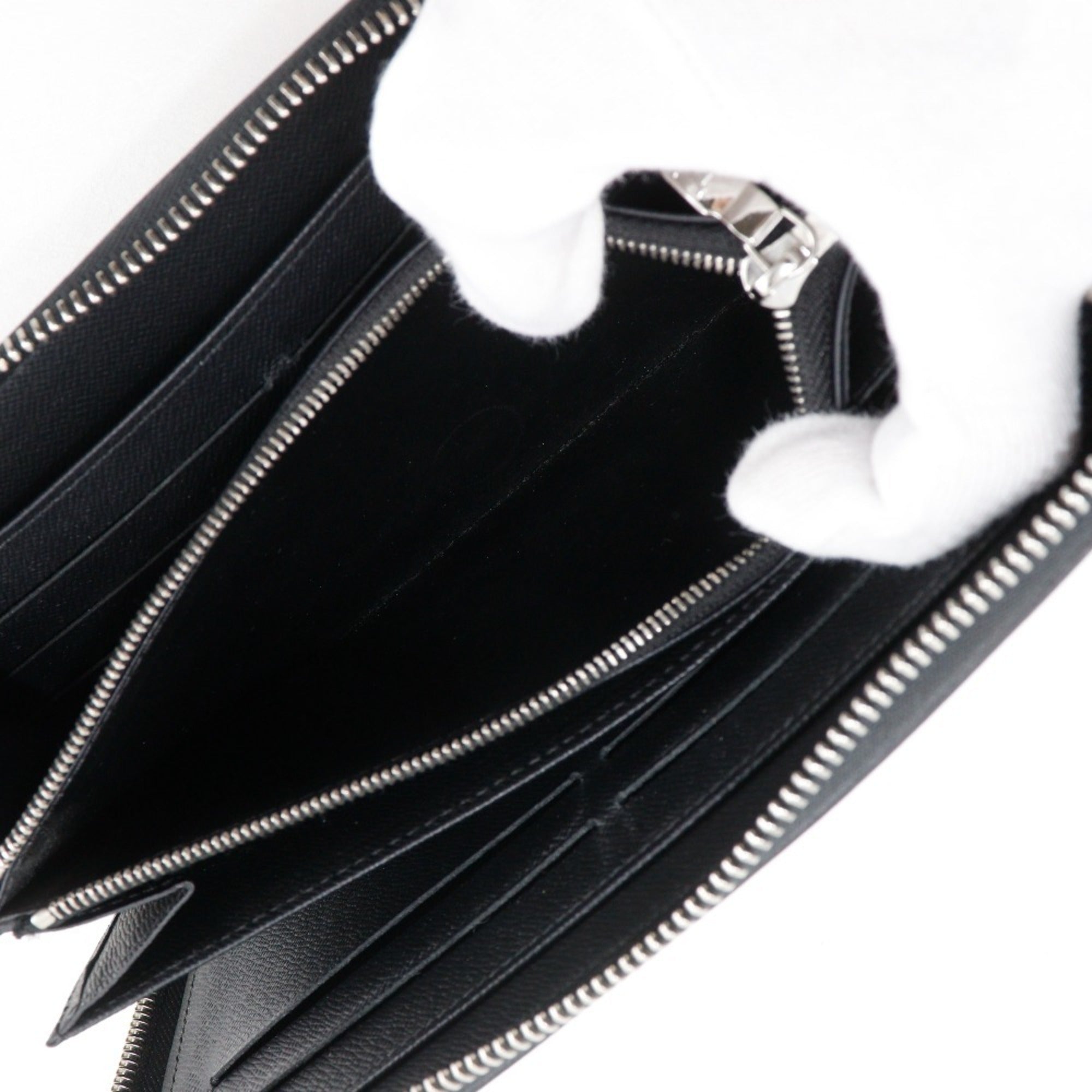 Louis Vuitton Black Noir Taiga Leather Long Wallet (Bi-Fold) (Pre-Owned)