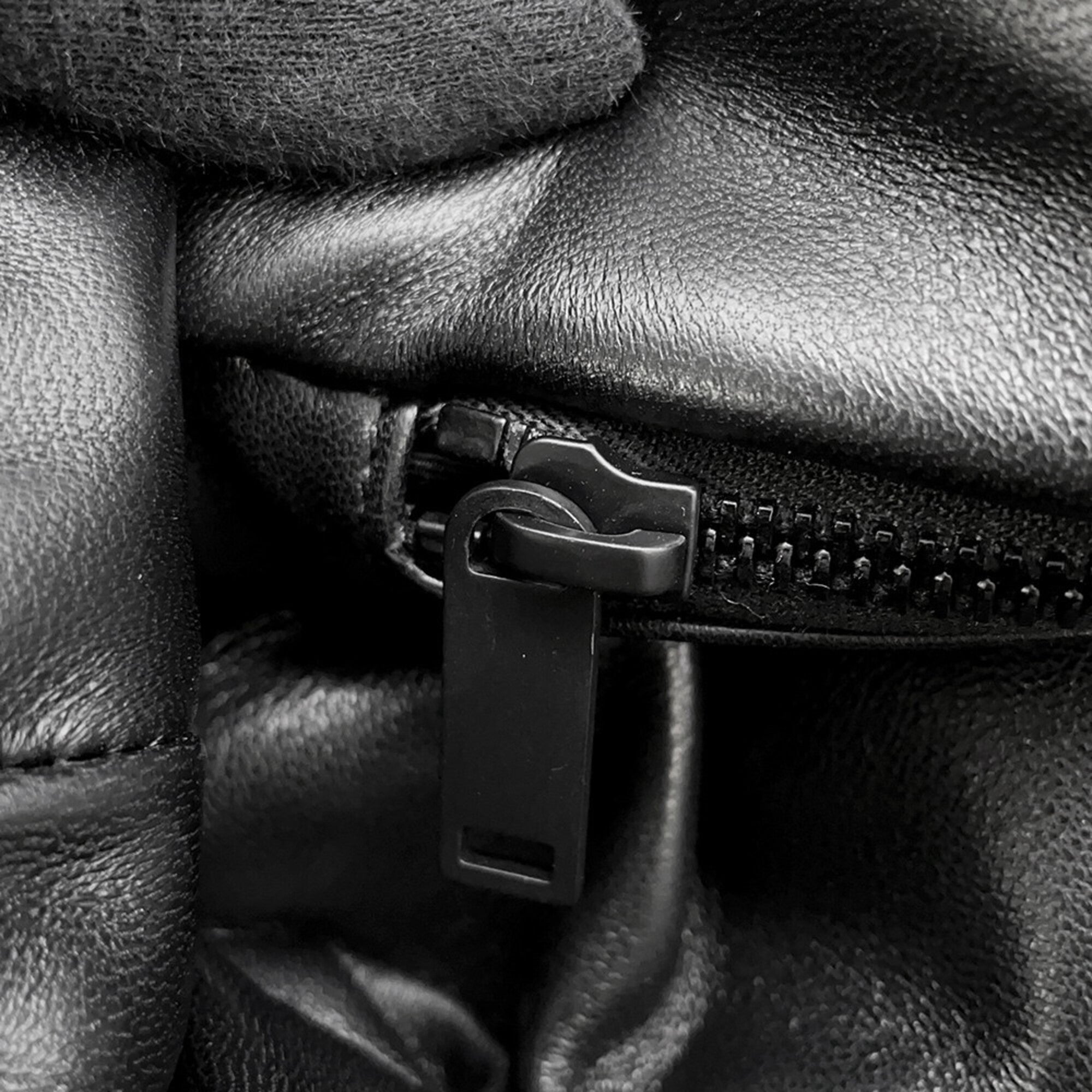 Yves Saint Laurent Black Leather Handbag Tote Bag (Pre-Owned)