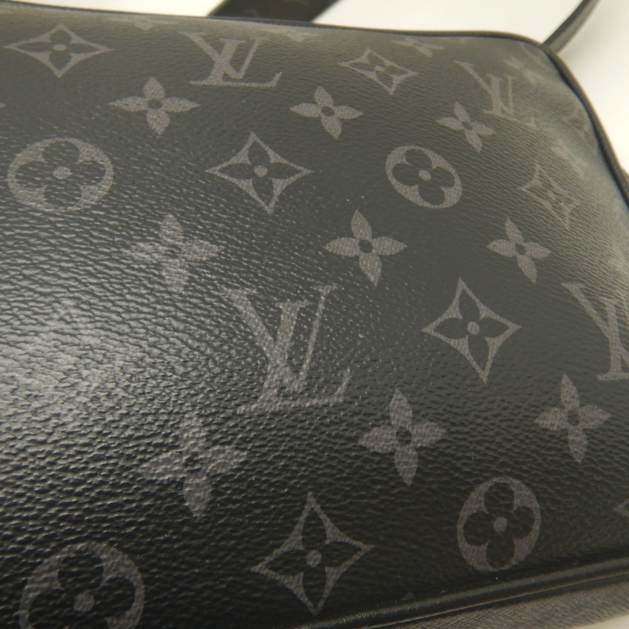 Louis Vuitton Noir Taigarama Shoulder Bag (Pre-Owned)
