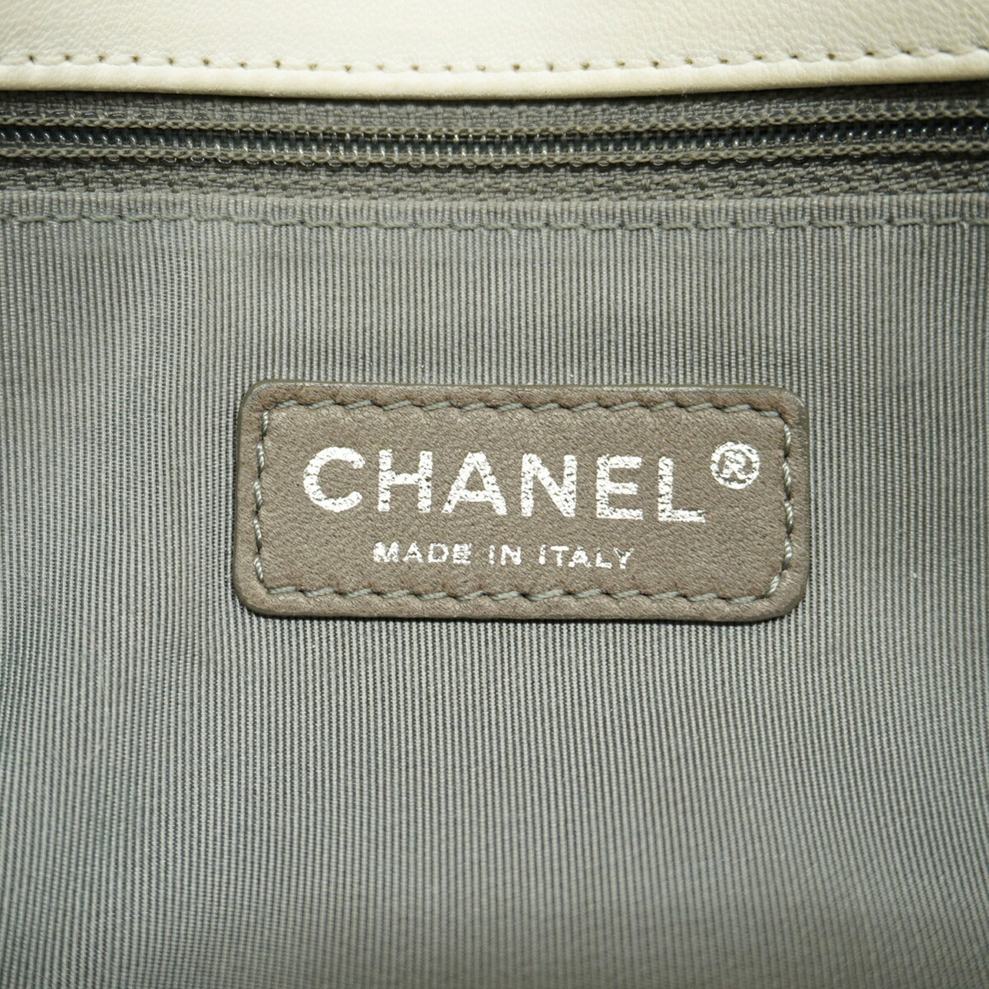 Chanel Brown White Leather Shoulder Bag (Pre-Owned)