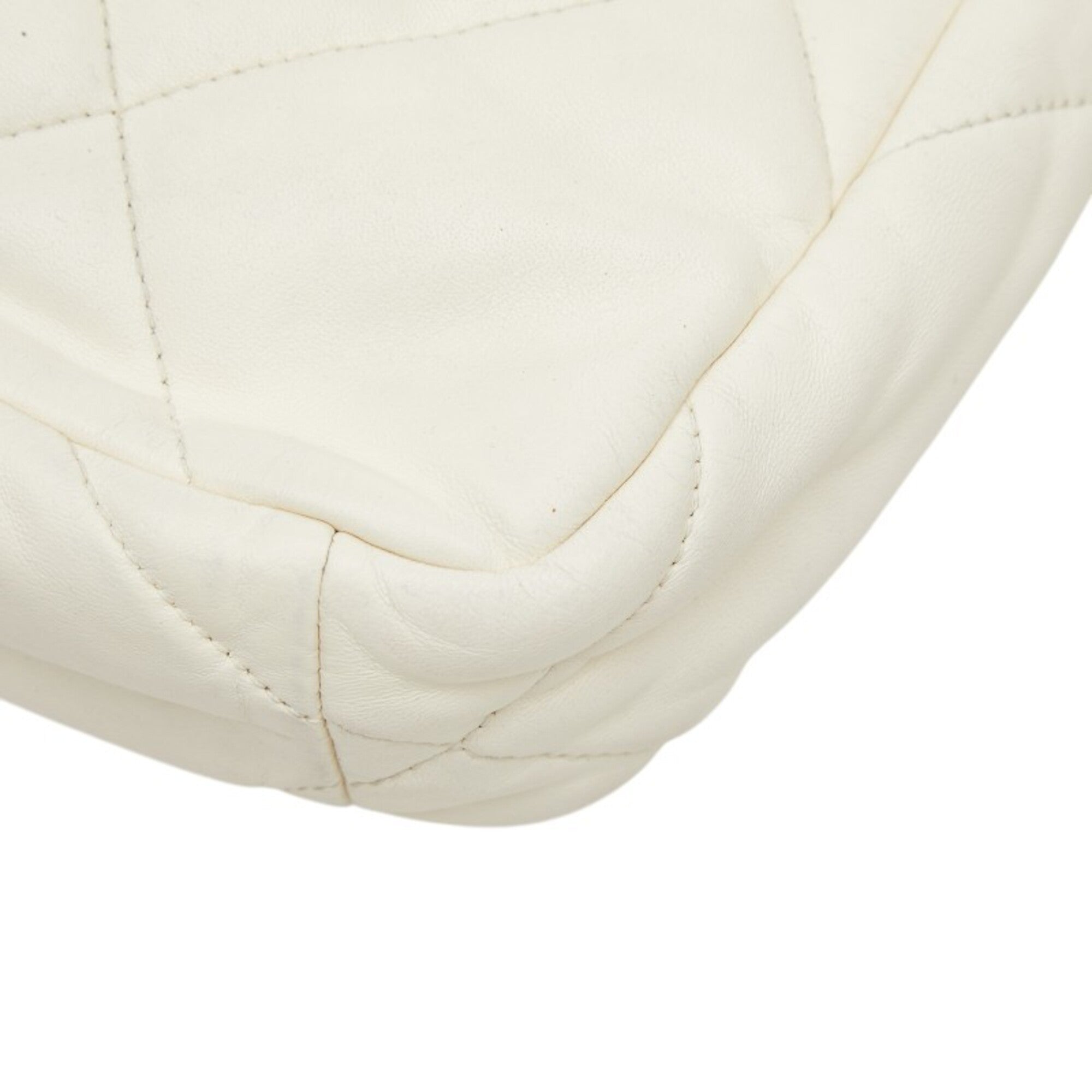 Chanel White Shoulder Bag (Pre-Owned)