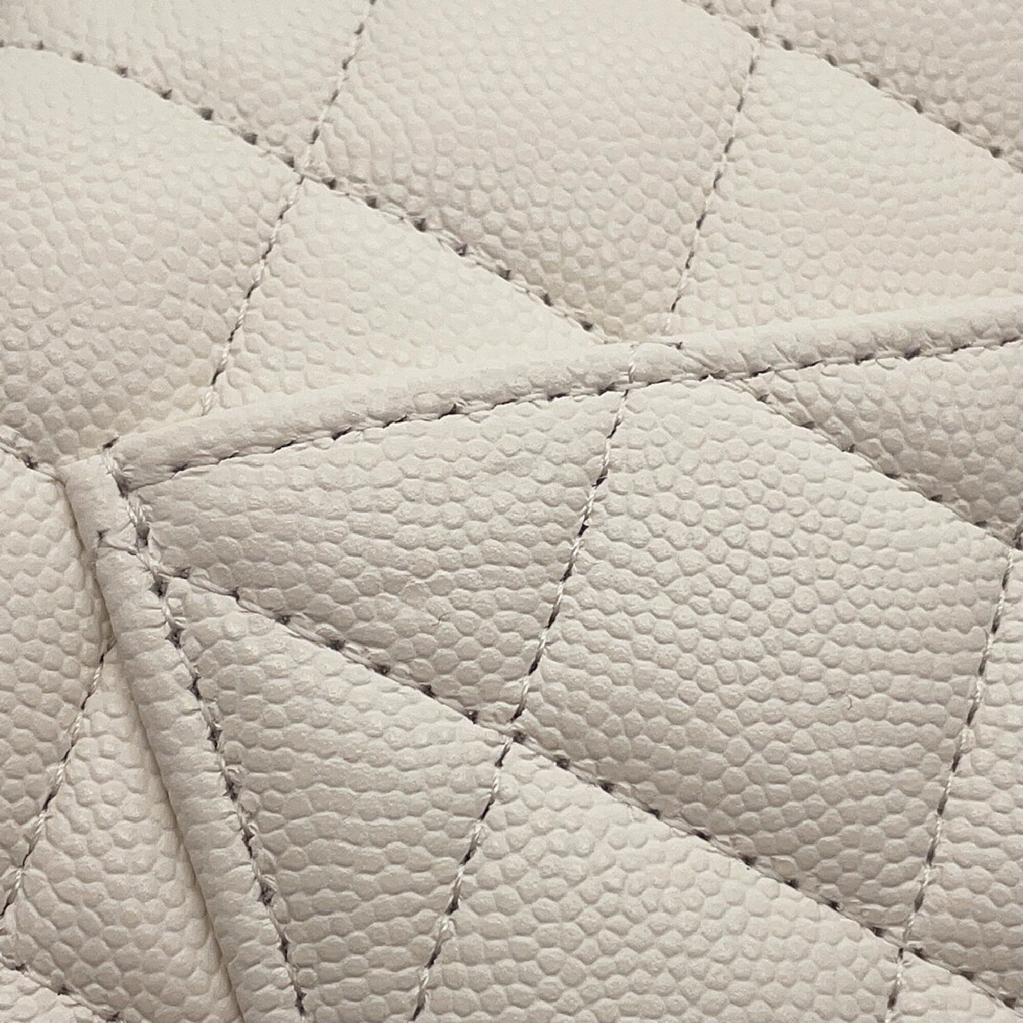 Chanel Matelasse White Grained Calfskin Handbag Shoulder Bag (Pre-Owned)