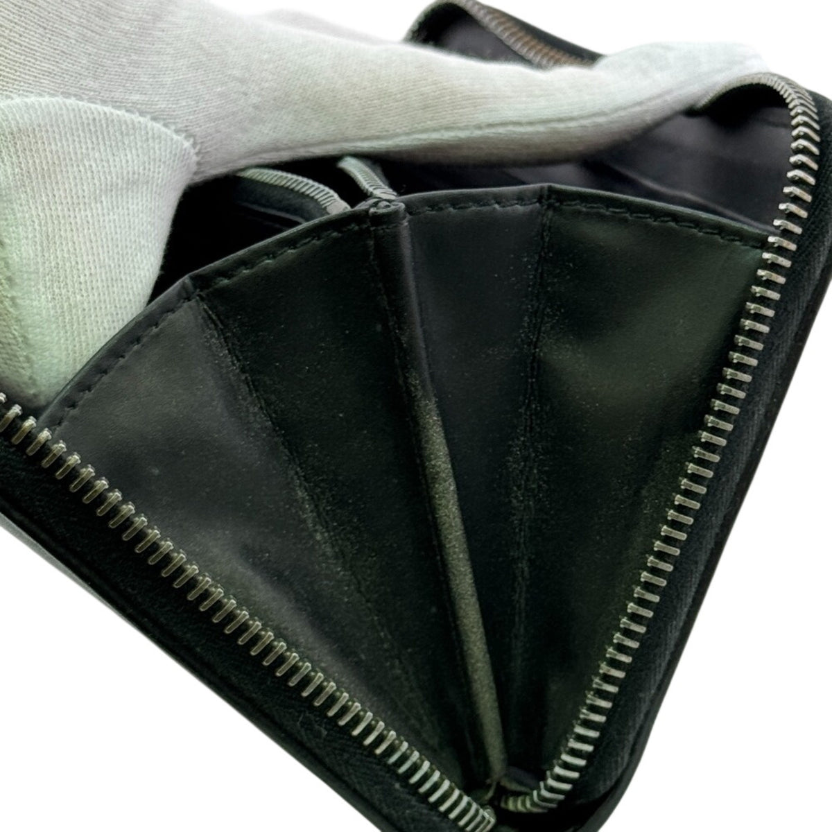 Valentino Garavani Black Leather Long Wallet (Bi-Fold) (Pre-Owned)