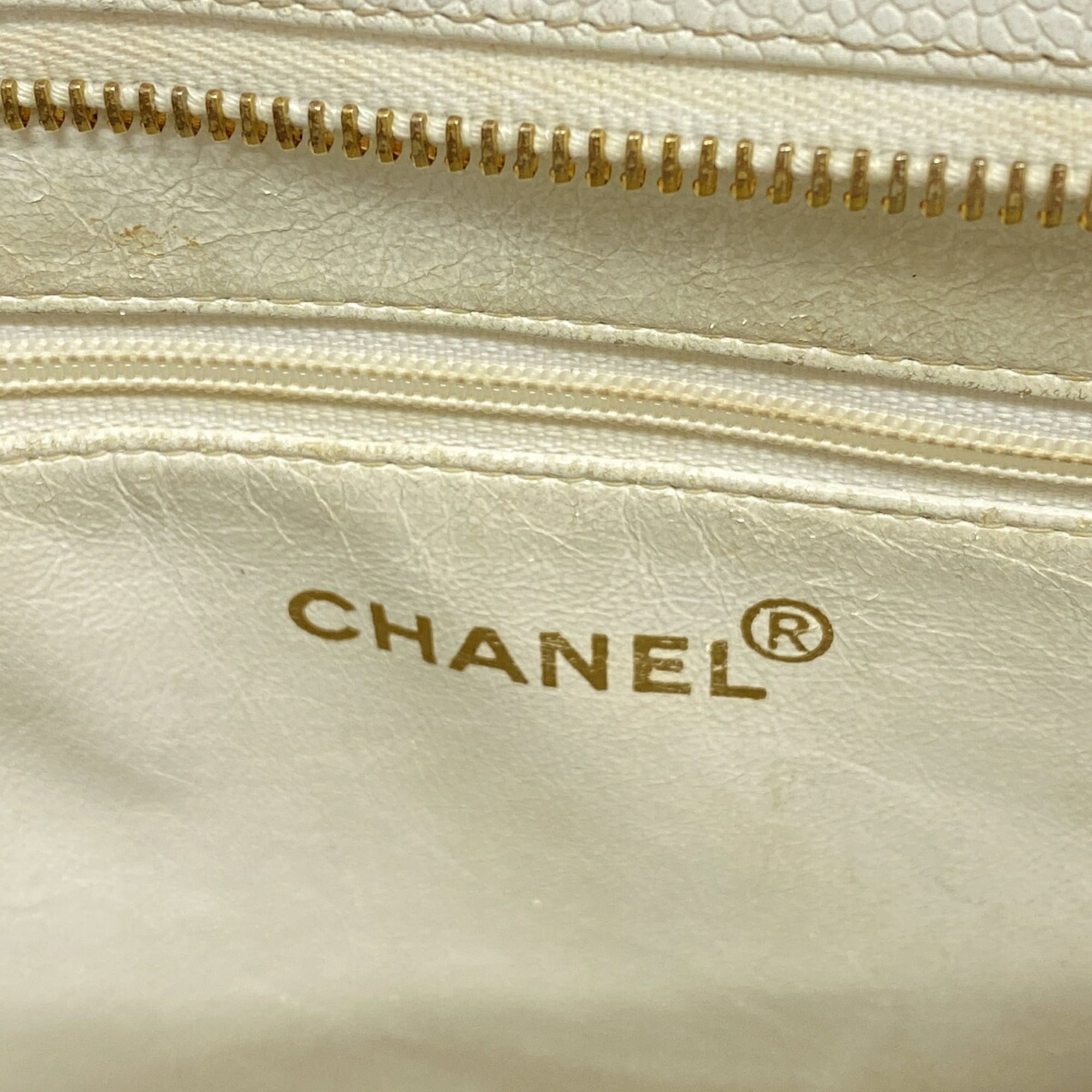 Chanel White Grained Calfskin Tote Bag (Pre-Owned)