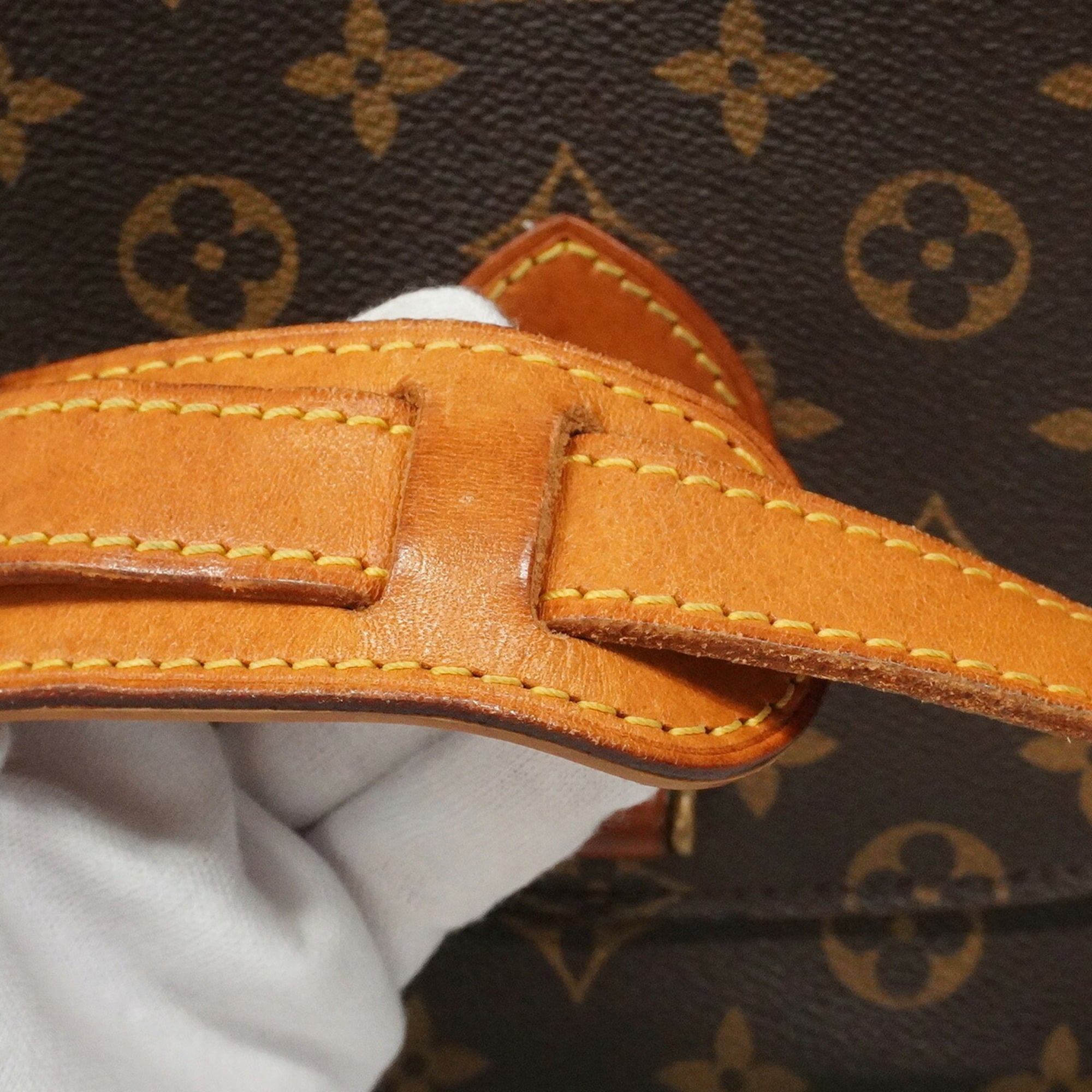 Louis Vuitton Brown Shoulder Bag (Pre-Owned)