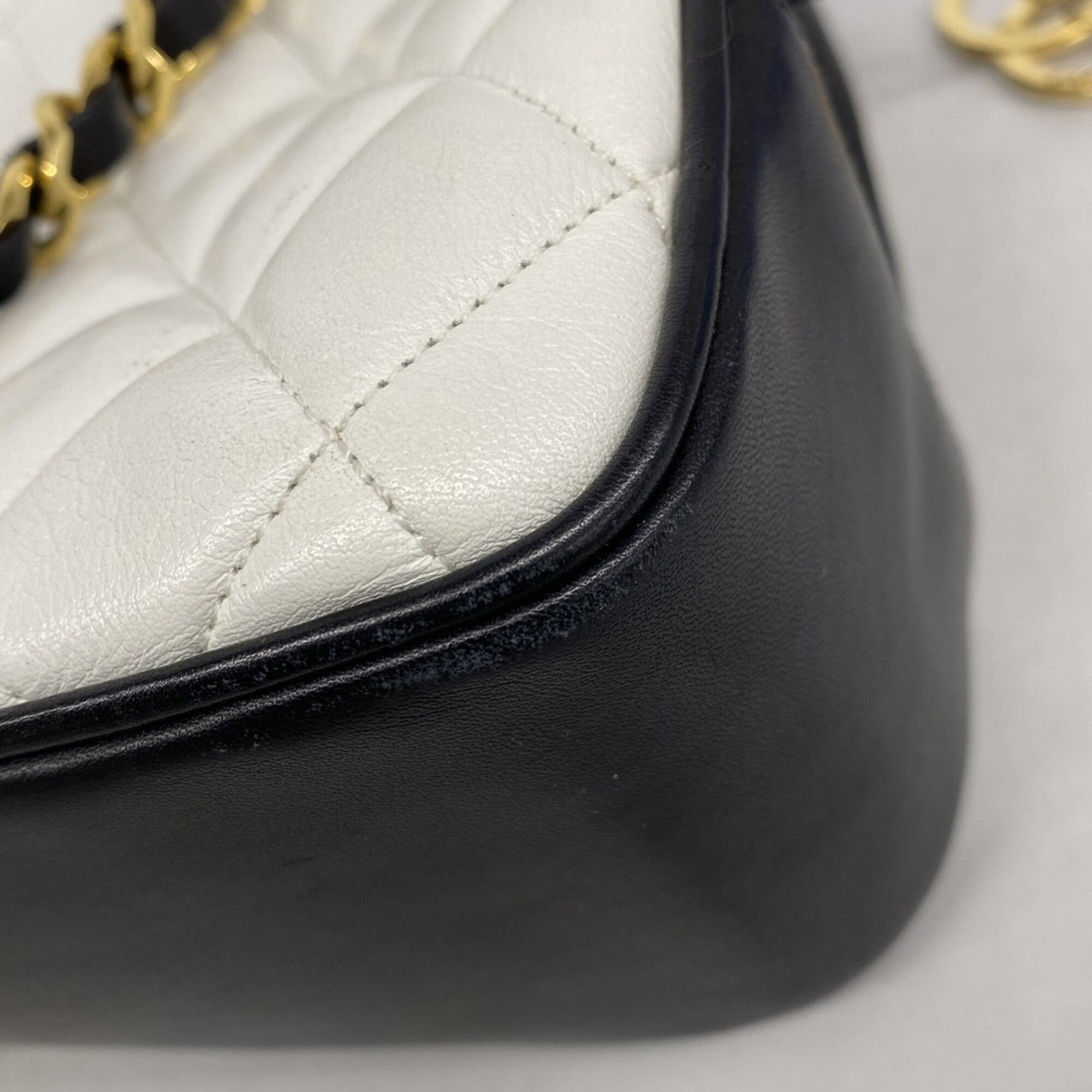 Chanel Black White Leather Shoulder Bag (Pre-Owned)