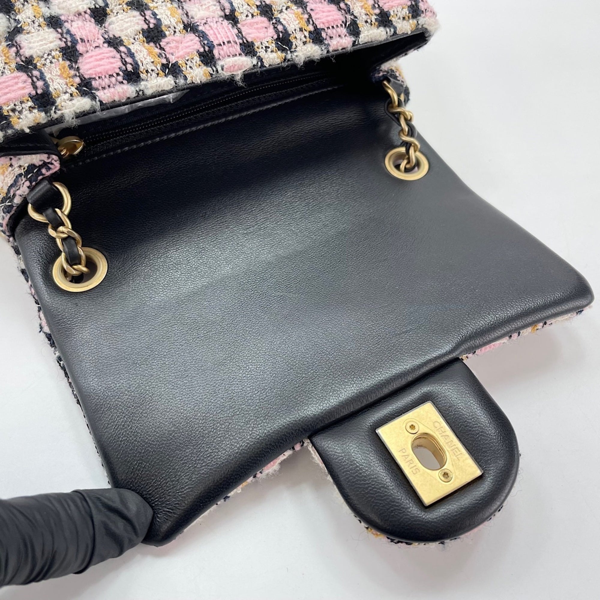 Chanel Matelasse Pink Shoulder Bag (Pre-Owned)
