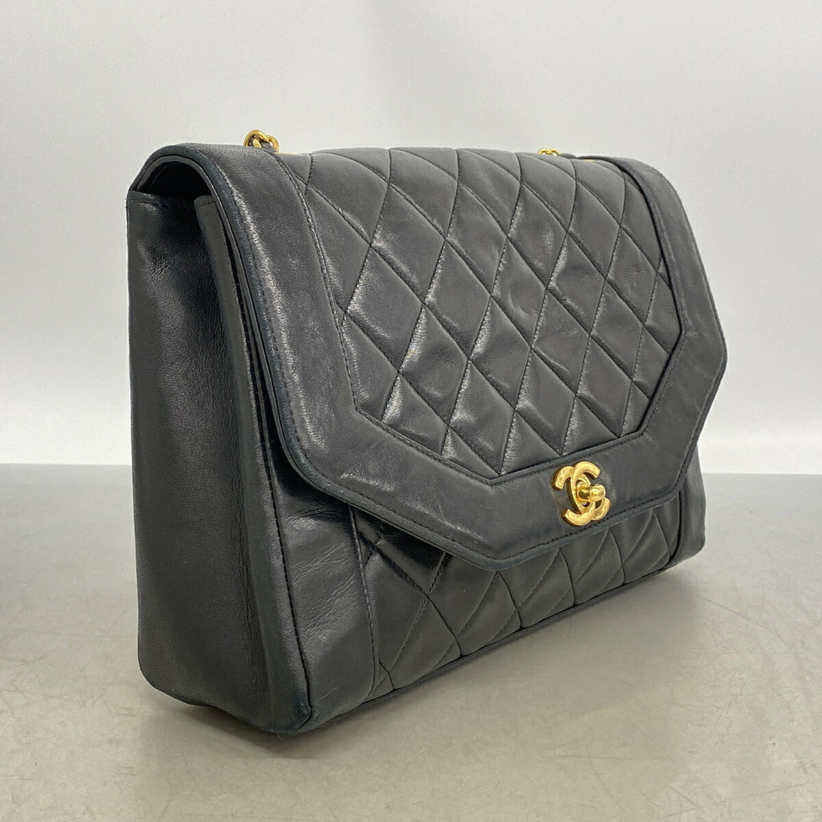Chanel Black Leather Shoulder Bag (Pre-Owned)