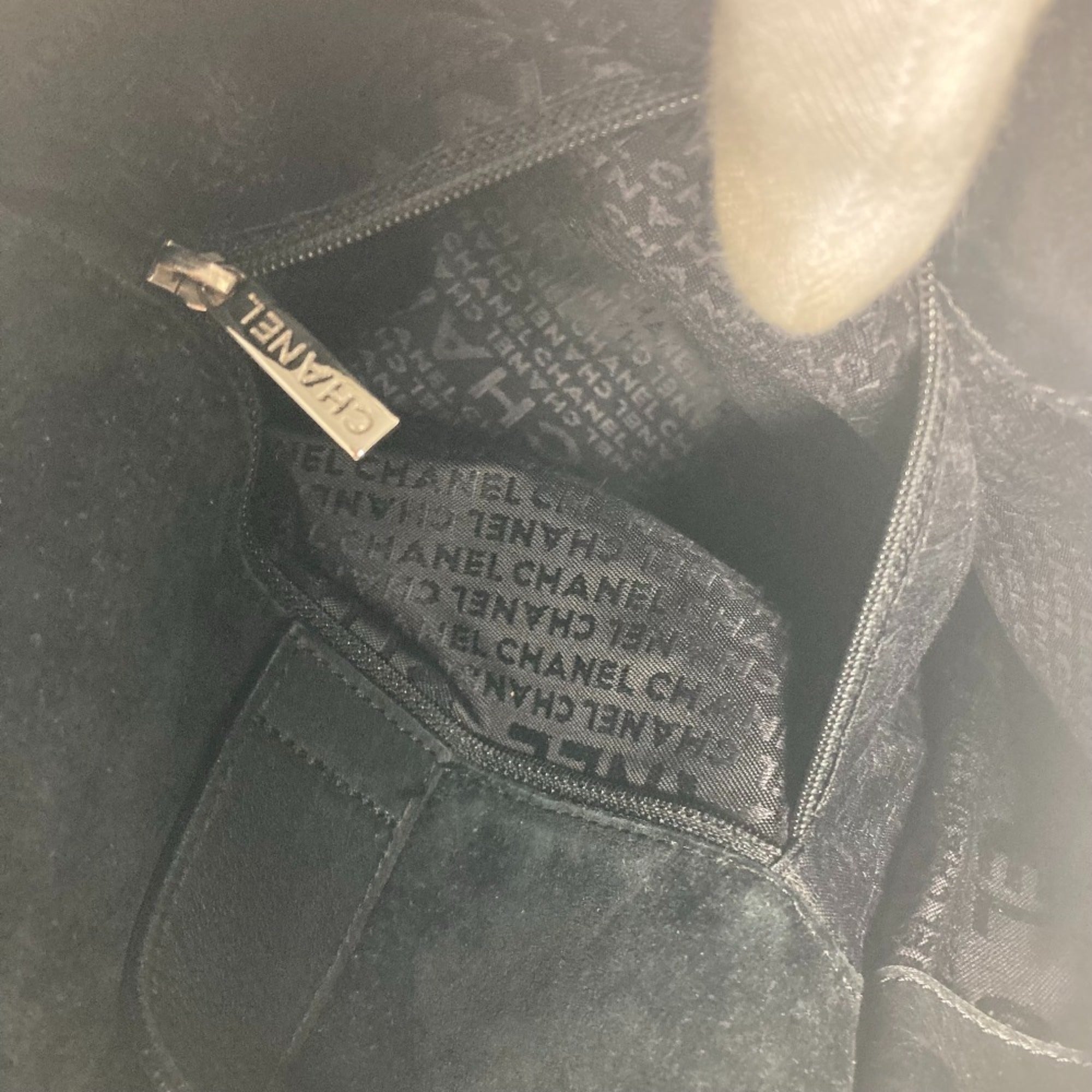 Chanel Black White Leather Shoulder Bag (Pre-Owned)