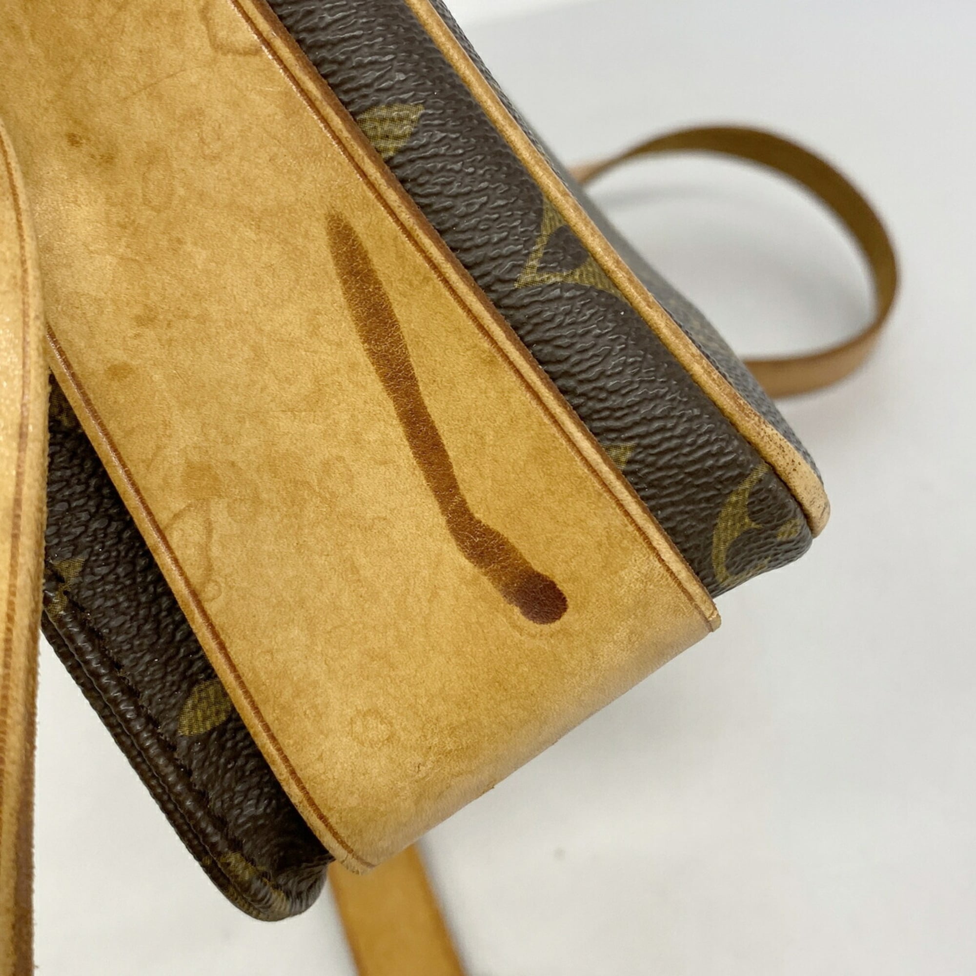 Louis Vuitton Brown Shoulder Bag (Pre-Owned)