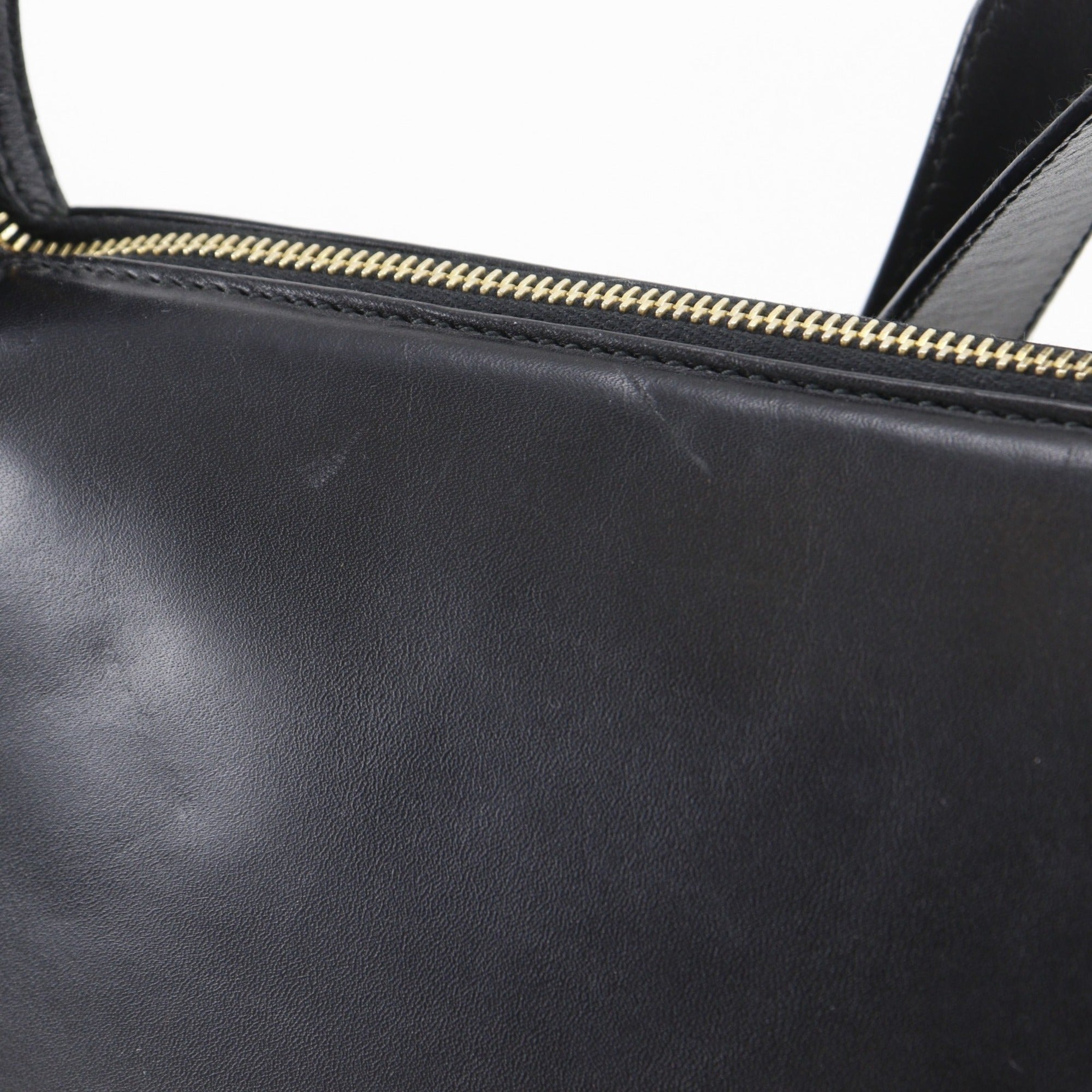 Salvatore Ferragamo Black Leather Shoulder Bag (Pre-Owned)