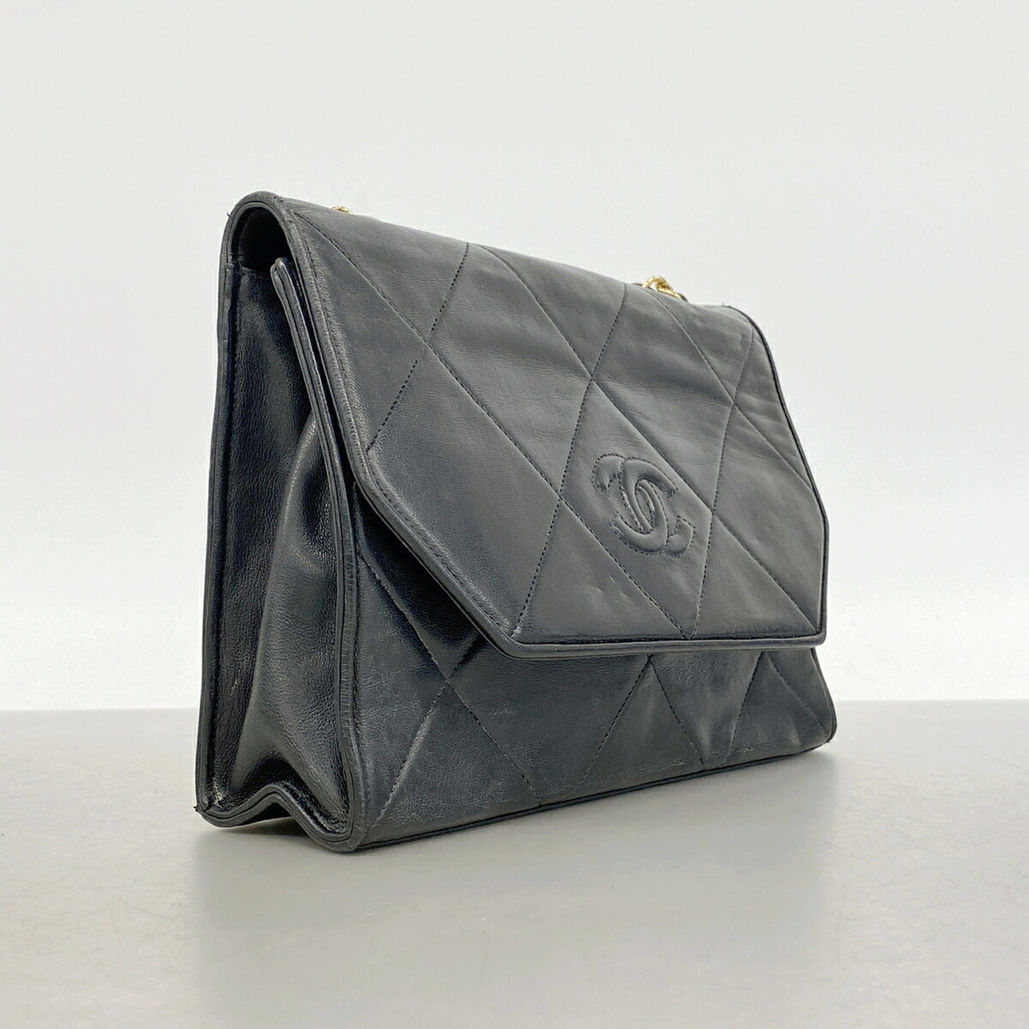 Chanel Black Leather Shoulder Bag (Pre-Owned)