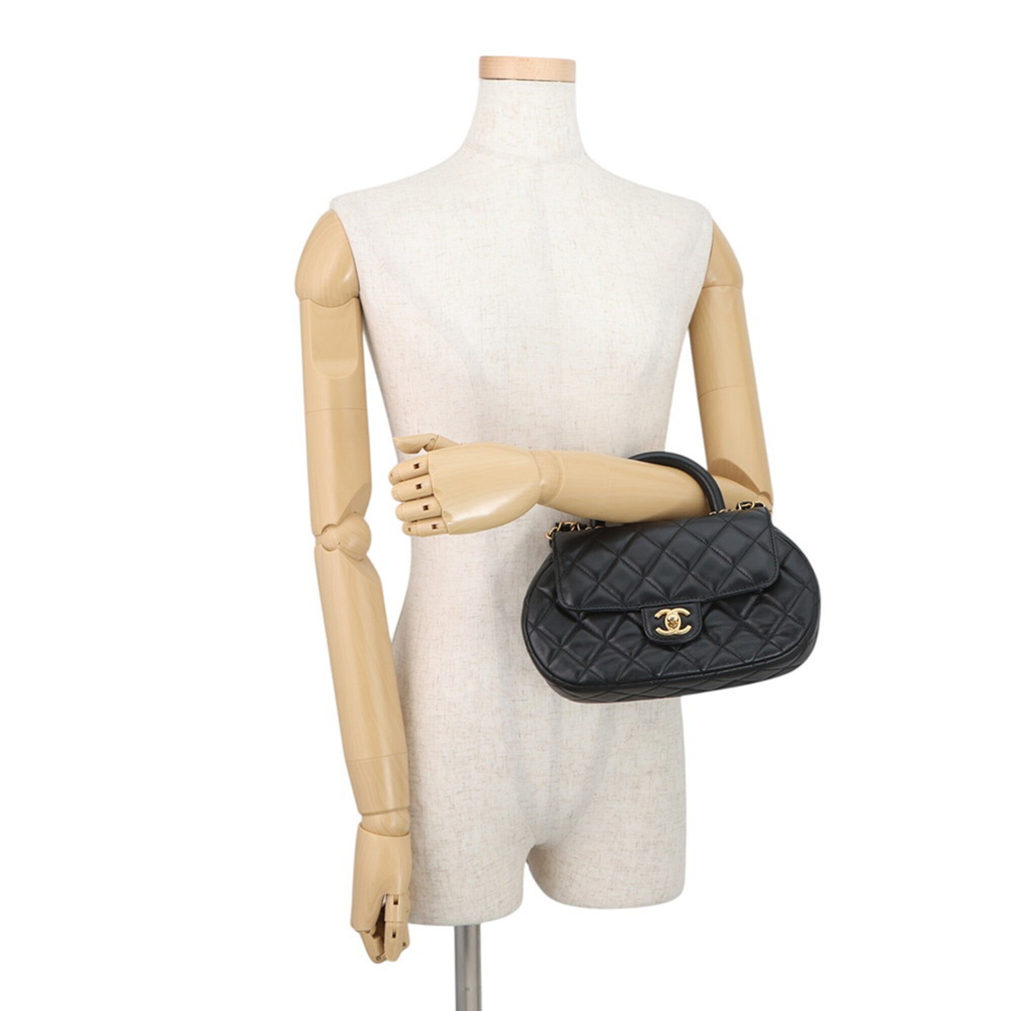 Chanel Black Leather Shoulder Bag (Pre-Owned)