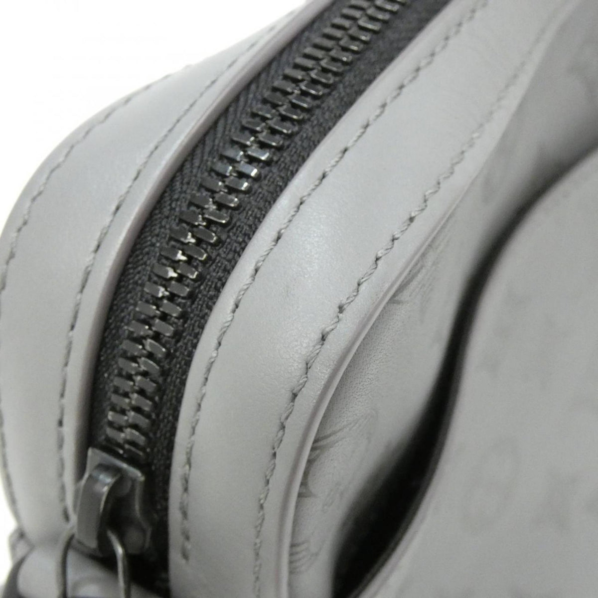 Louis Vuitton Gris Leather Pouch Shoulder Bag (Pre-Owned)