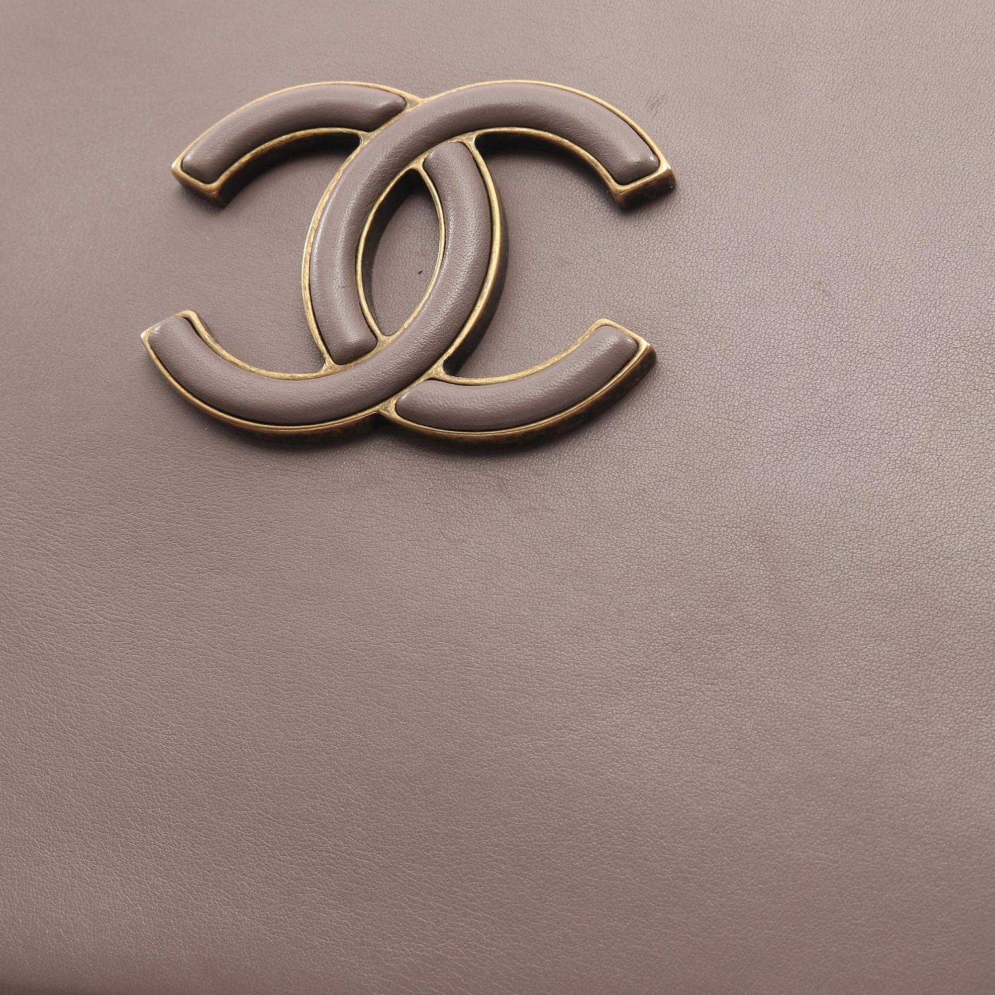 Chanel Gray Leather Shoulder Bag (Pre-Owned)