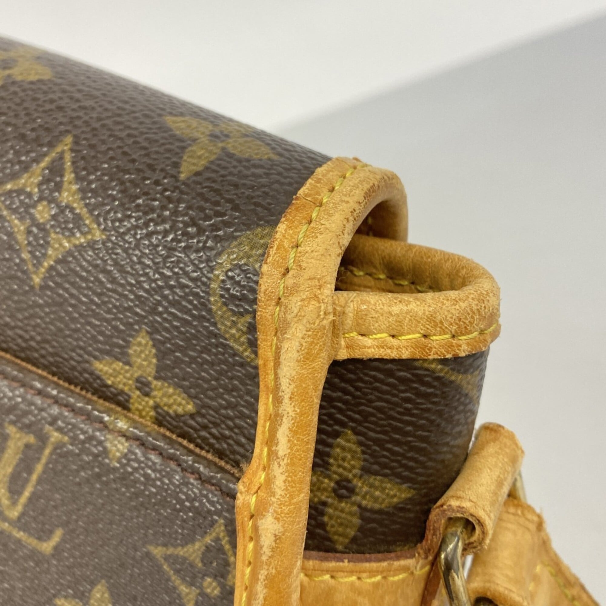 Louis Vuitton Brown Shoulder Bag (Pre-Owned)