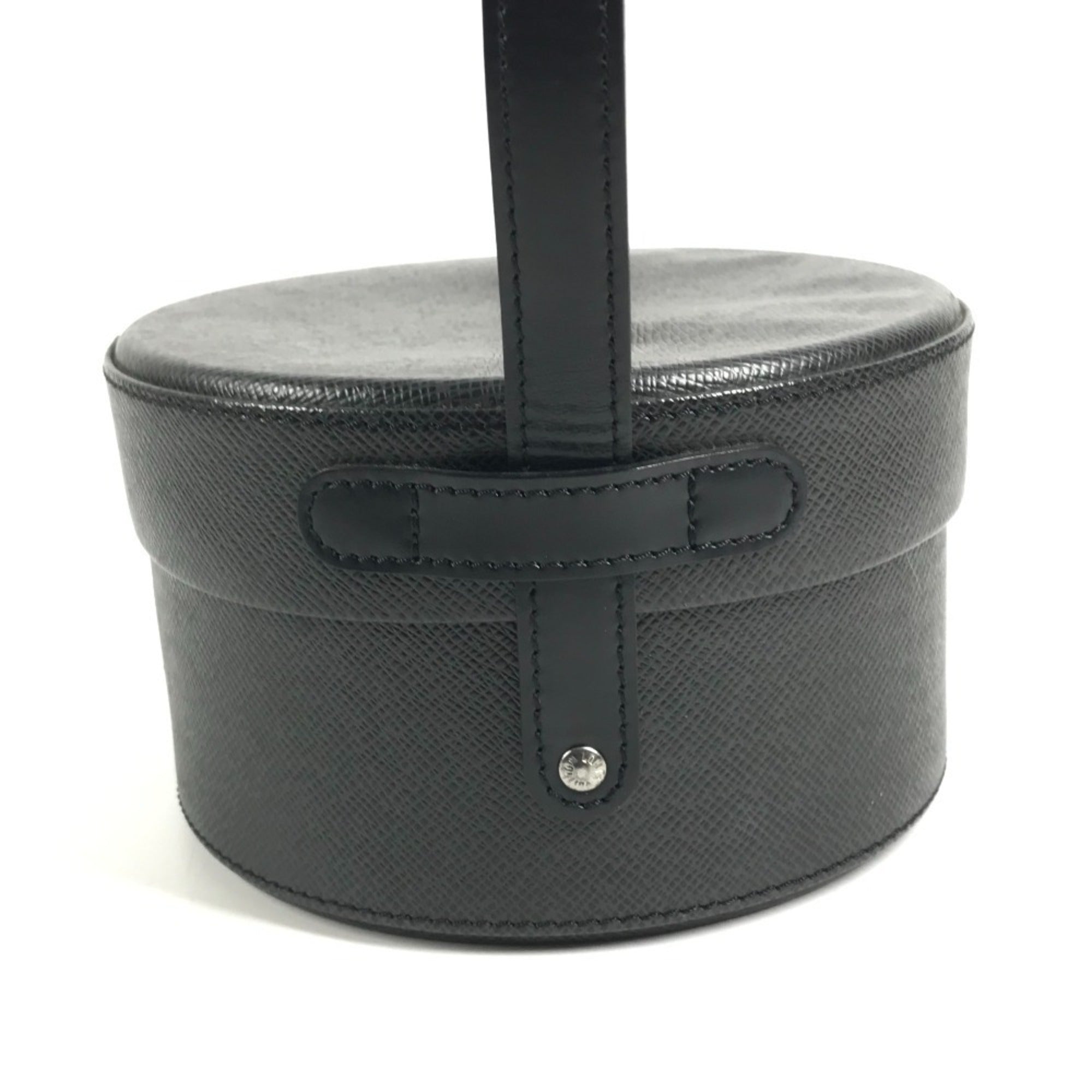 Louis Vuitton Black Taiga Leather Leather Handbag (Pre-Owned)