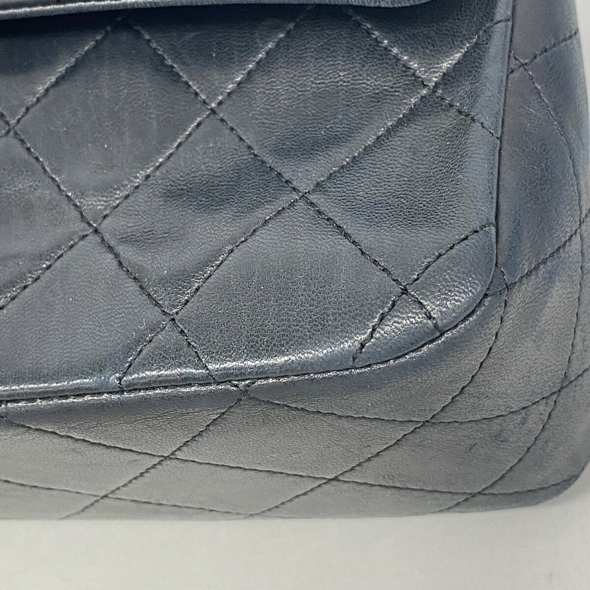 Chanel Black Leather Shoulder Bag (Pre-Owned)